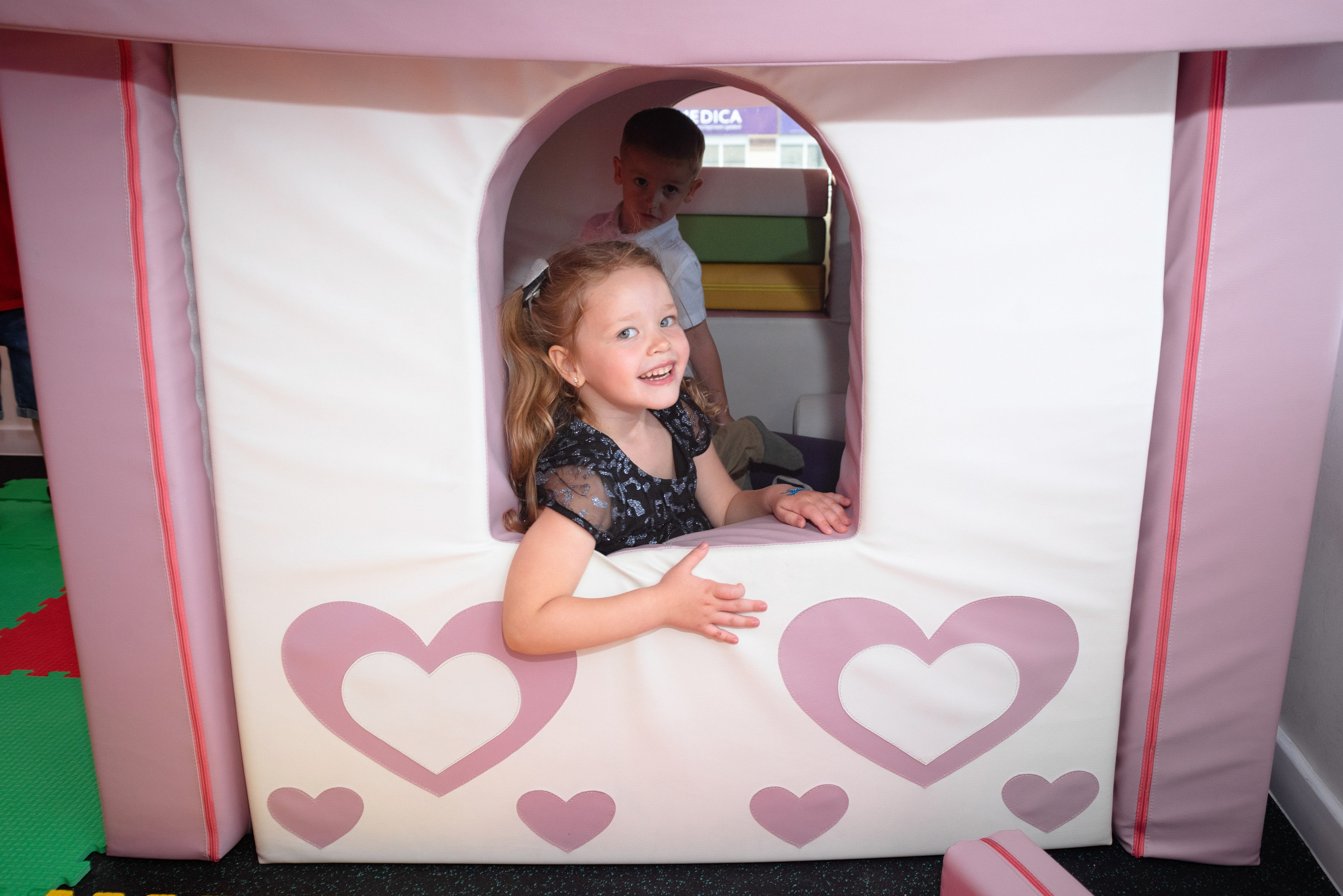 Профессиональный фотограф из Сургута/Нефтеюганска запечатлевает живое настроение и радость детско-подростковых праздничных мероприятий, включая дни рождения, выпускные вечера и семейные торжества.