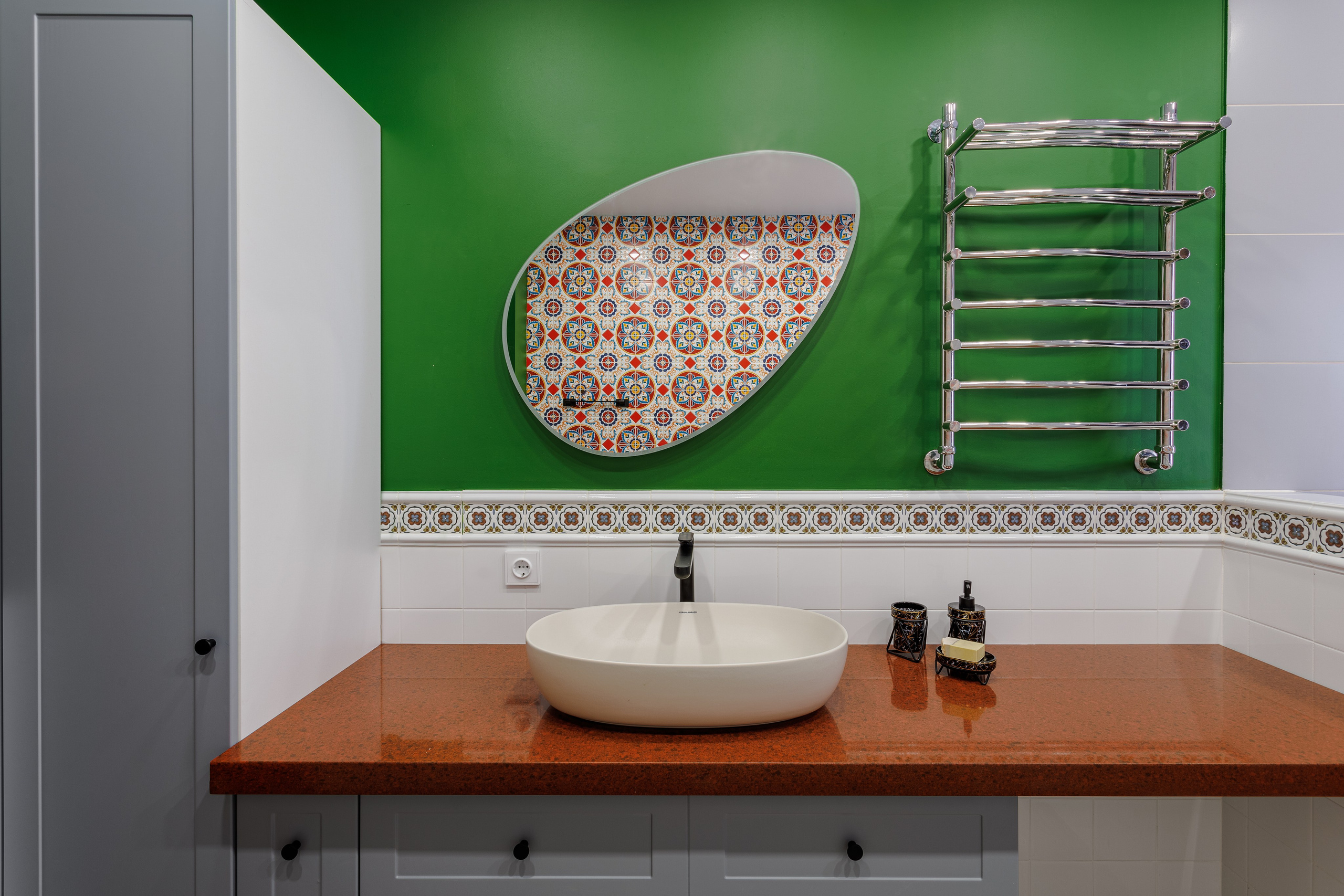 элементы отделки ванной комнаты с использованием керамической плитки