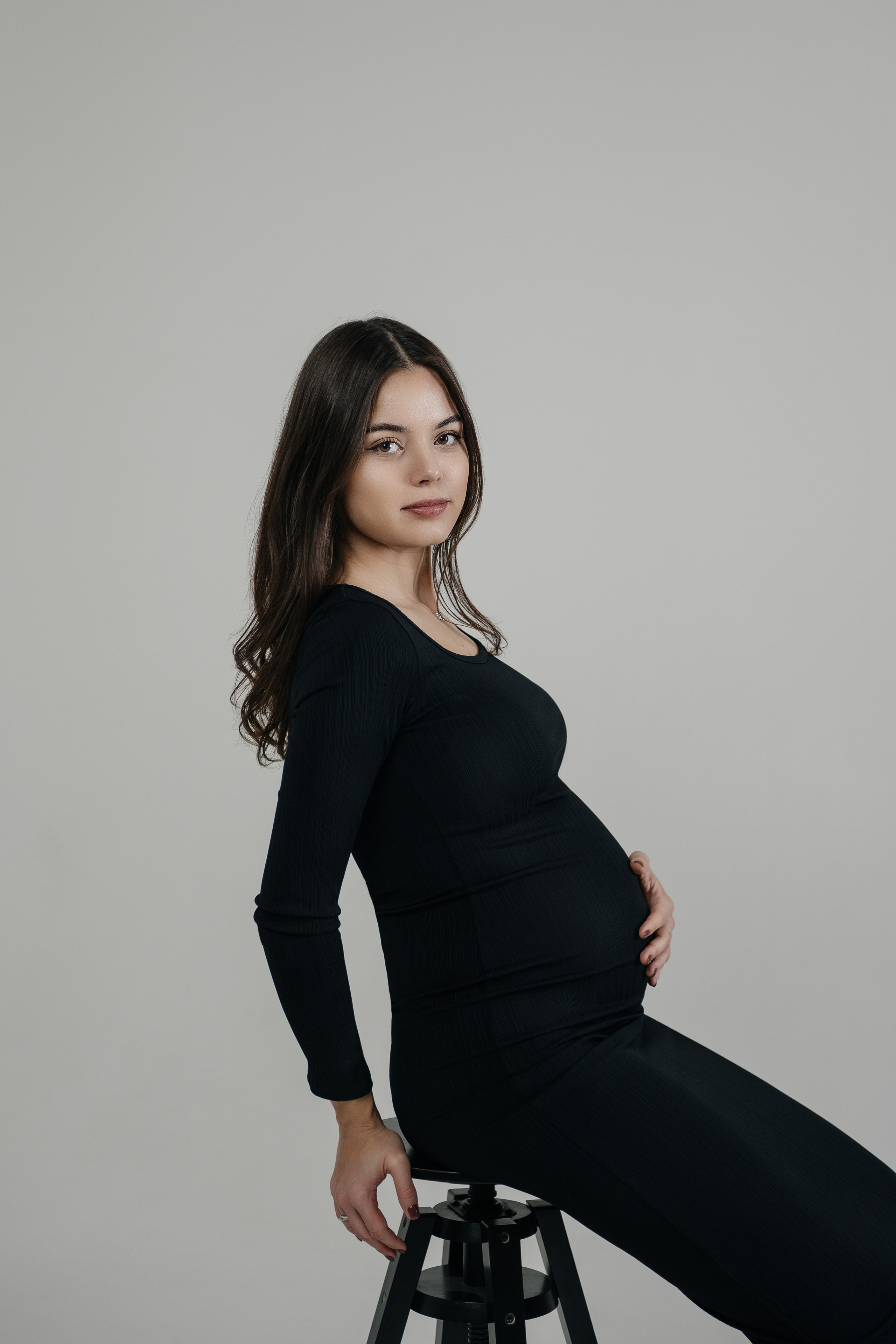 фотосессия беременности в фотостудии на белом фоне циклораме