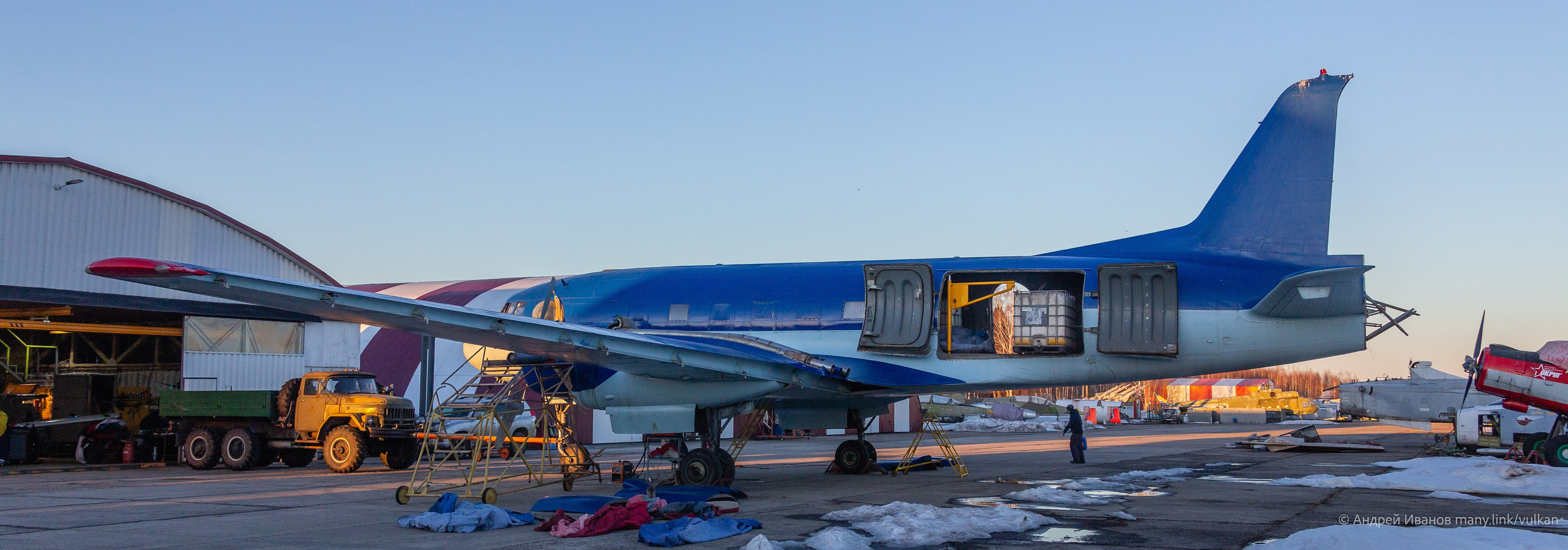 Ил-14Т «Голубая Мечта» (2026 г.). Фотоальбом показывающий увлекательный мир авиации и мир медведей Андрея Иванова