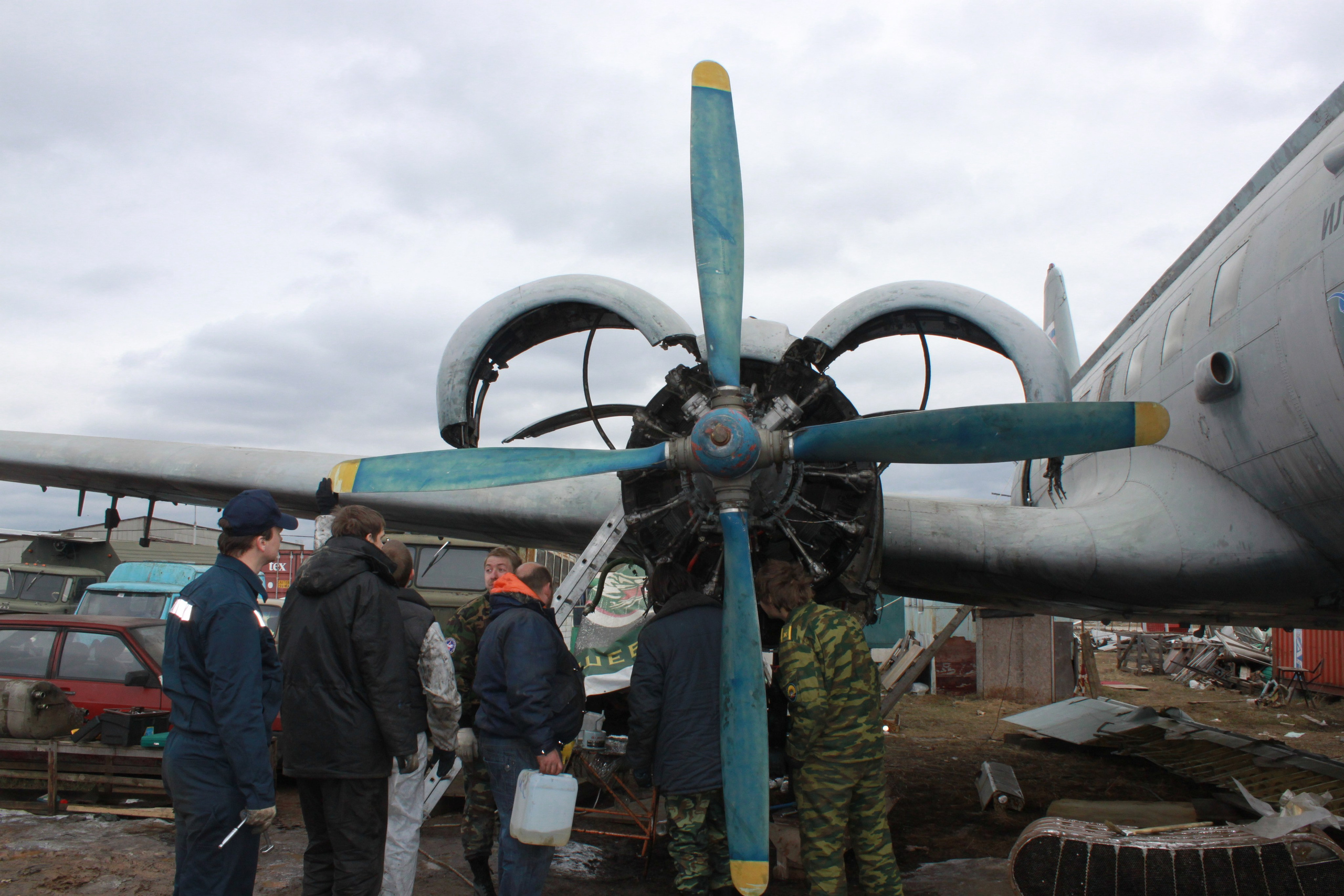 Ил-14Т «Голубая Мечта» работы в Тушино (2011 г.). Фотоальбом показывающий увлекательный мир авиации и мир медведей Андрея Иванова