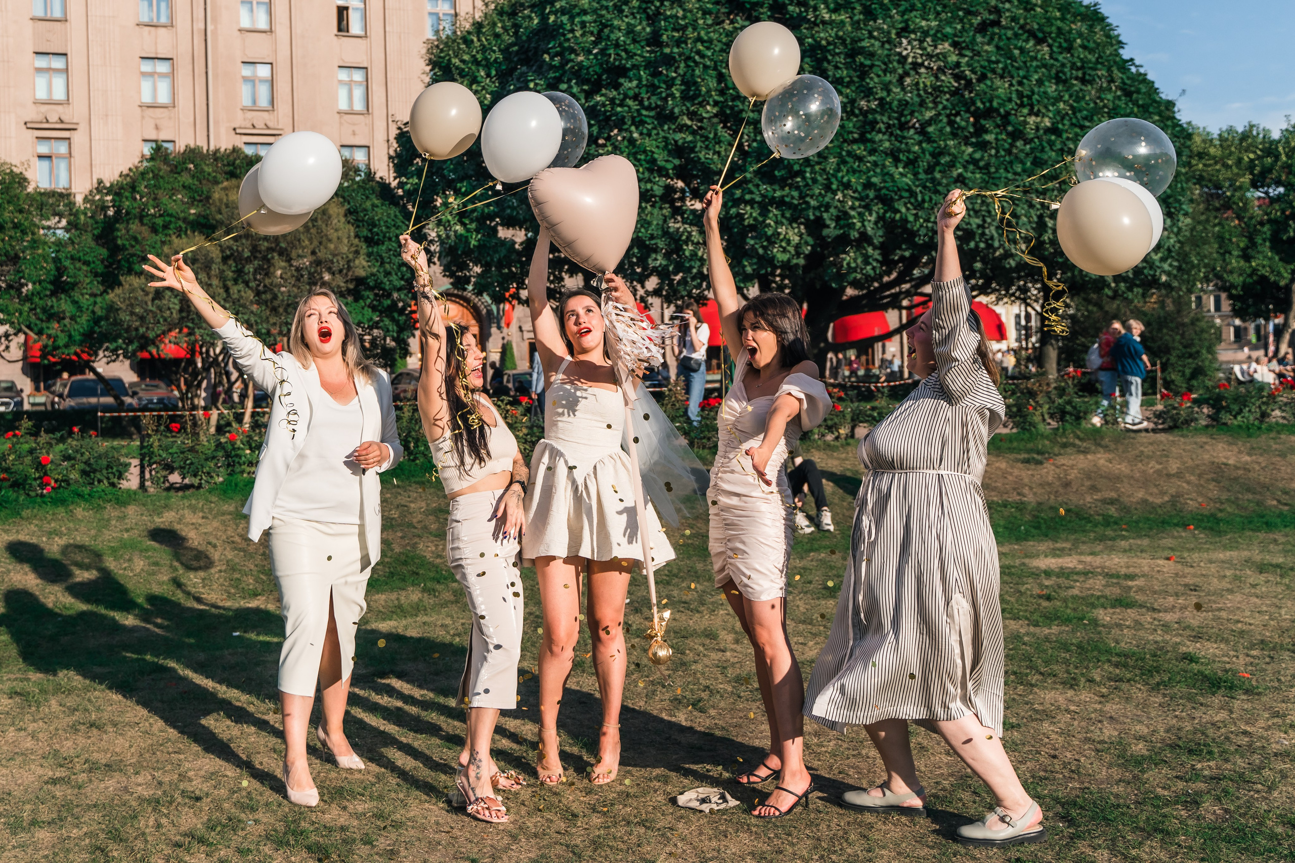 Фотосъемка девичника, встреча девушек, веселые женские портреты
