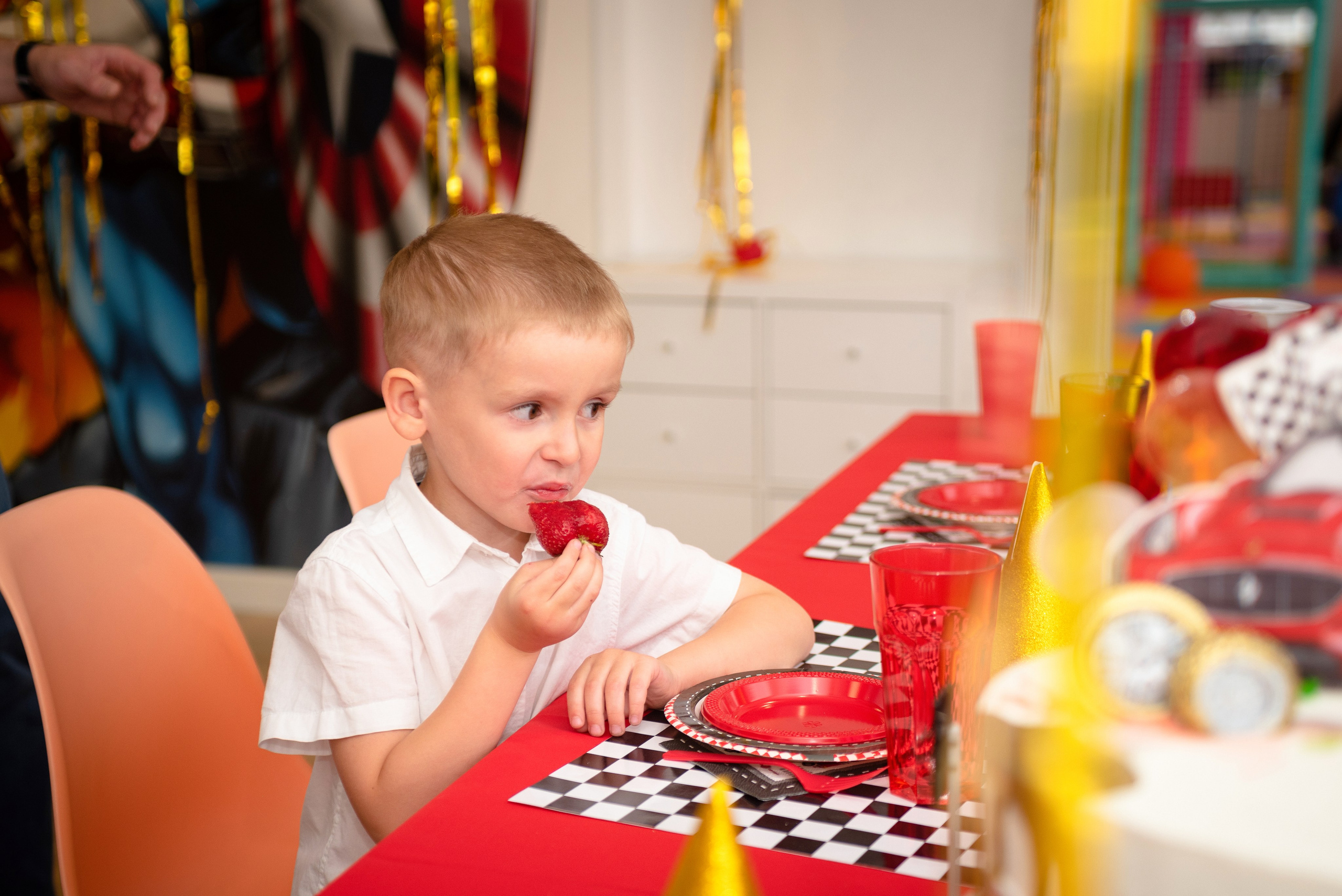 Профессиональный фотограф из Сургута/Нефтеюганска запечатлевает живое настроение и радость детско-подростковых праздничных мероприятий, включая дни рождения, выпускные вечера и семейные торжества.