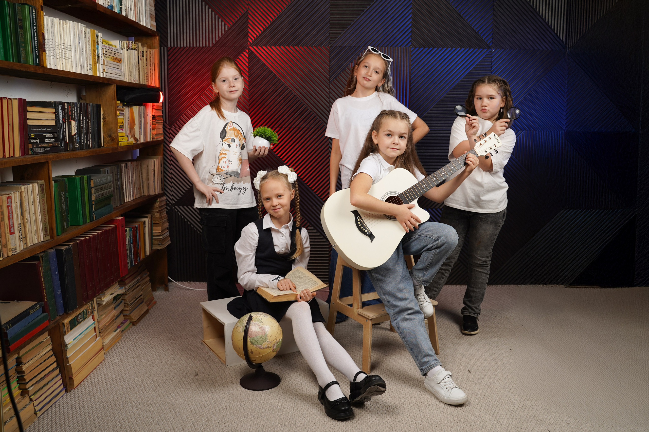 Выпускные альбомы для младших классов в Красноярске от AlbomKras 📚👶. AlbomKras -выпускные альбомы Красноярска с авторским дизайном и качественной фотосъемкой! ⭐⭐⭐⭐⭐ 5.0