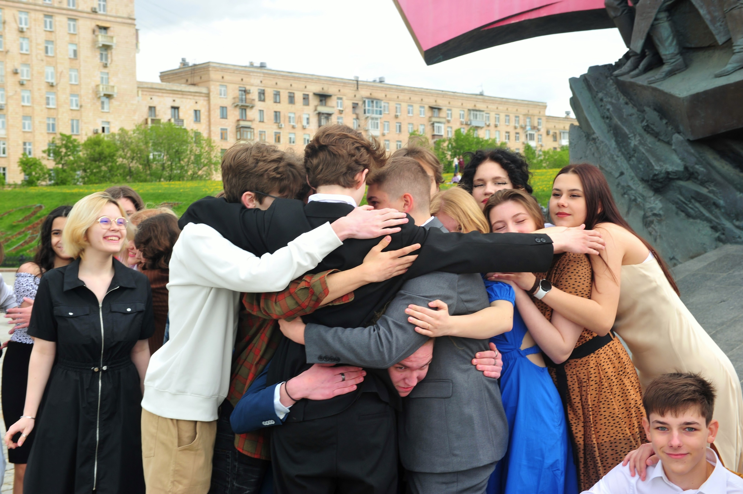 Последний Звонок на Поклонной Горе (уличная фотосессия 9-классников). Свадебный и семейный фотограф в Москве Ирина Гончарова