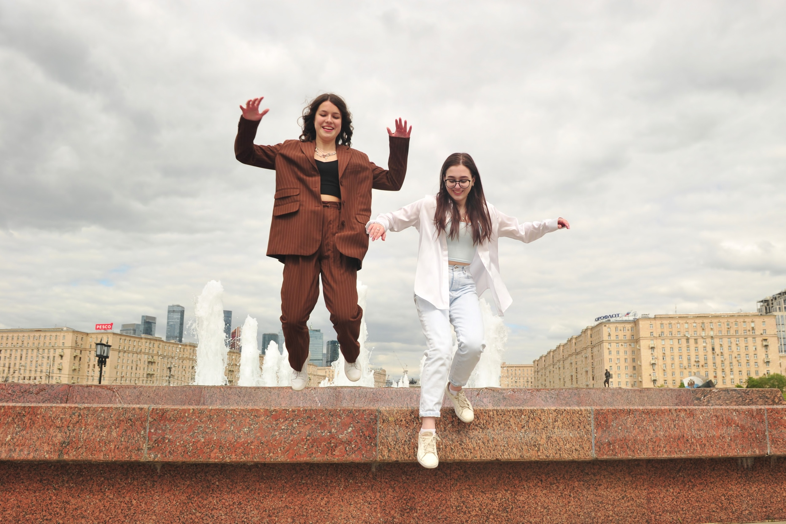 Последний Звонок на Поклонной Горе (уличная фотосессия 9-классников). Свадебный и семейный фотограф в Москве Ирина Гончарова