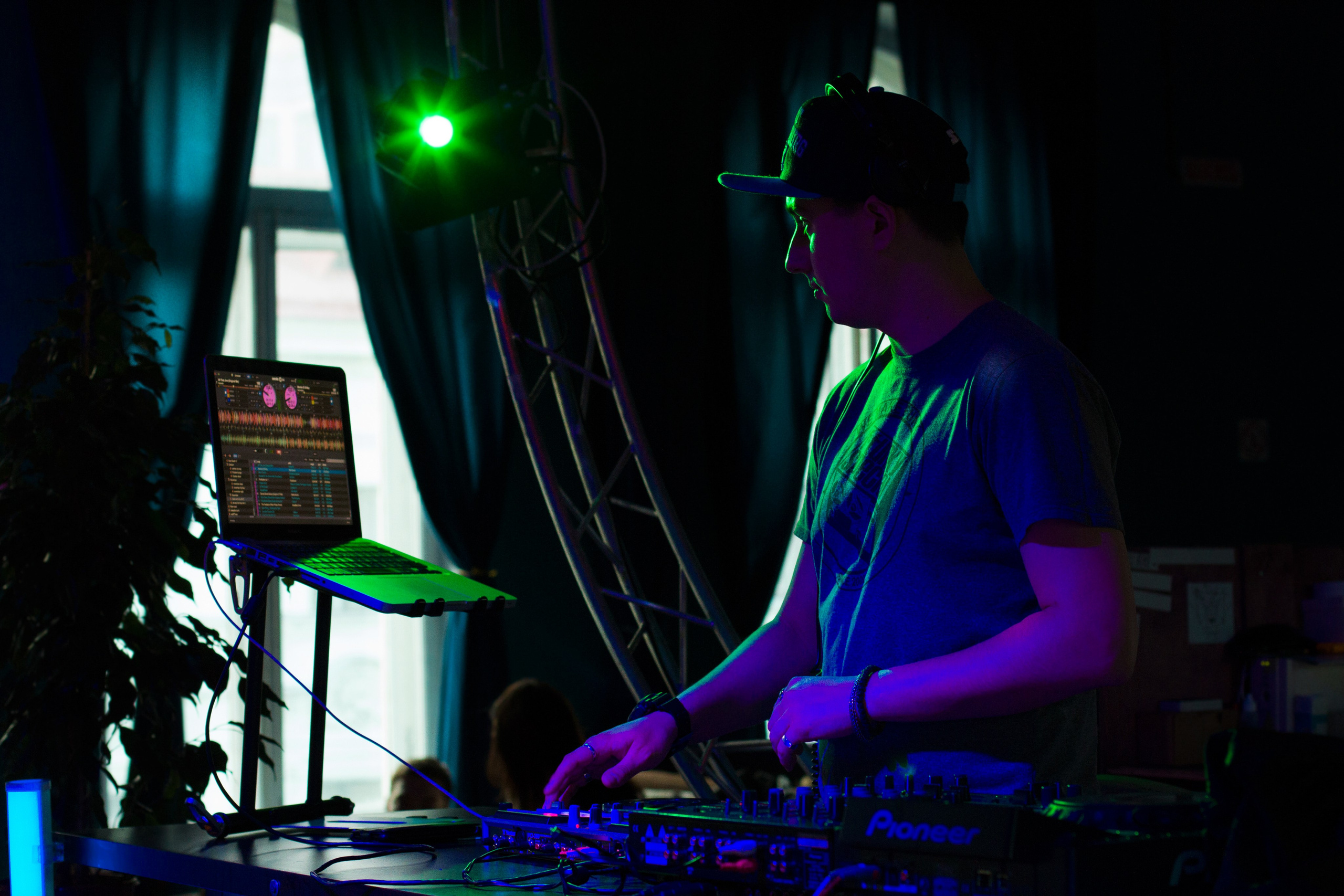 Диджей ставит музыку на мероприятии.