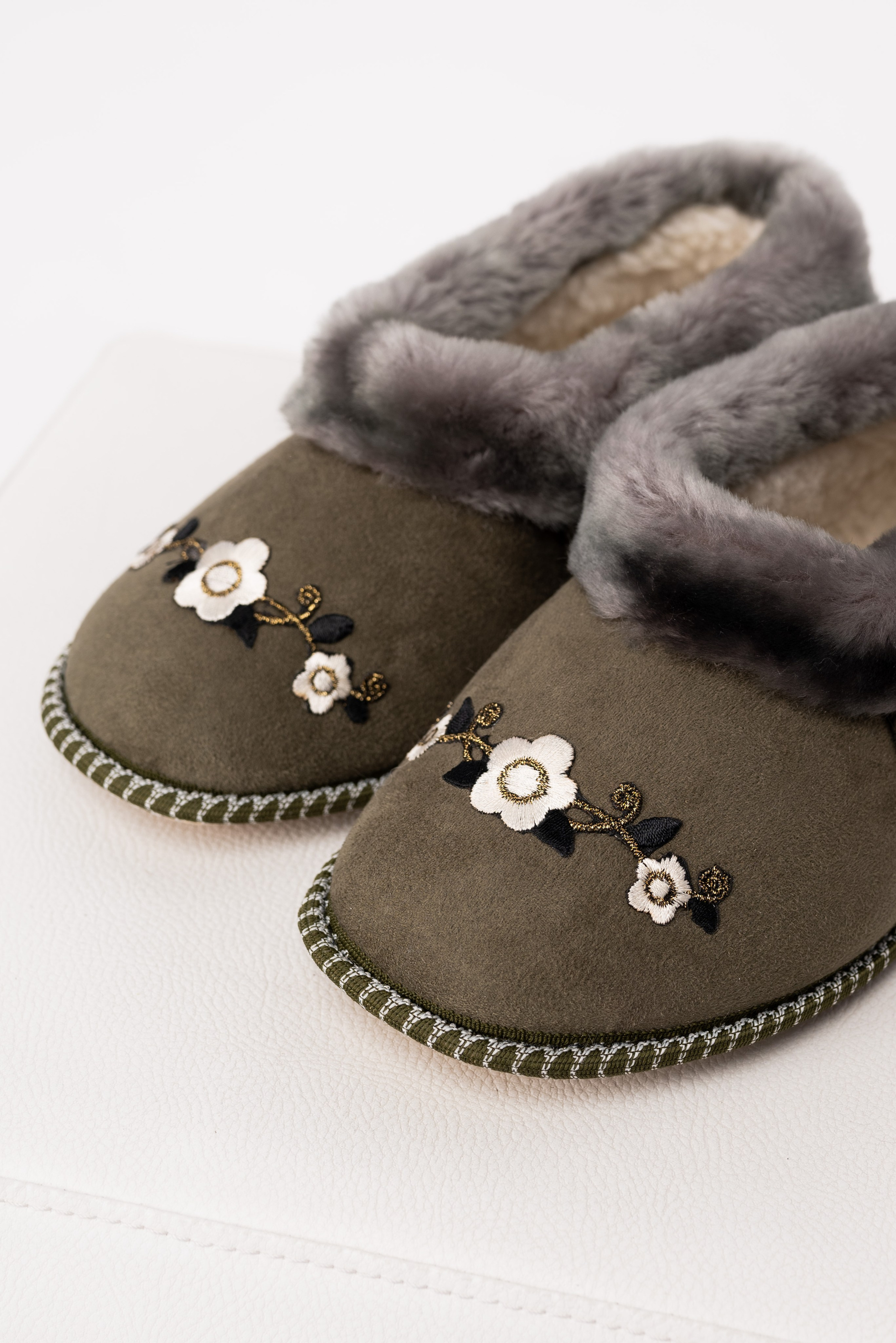 Тапочки и чуни. Предметный фотограф, фото для маркетплейсов Пятигорск, КМВ