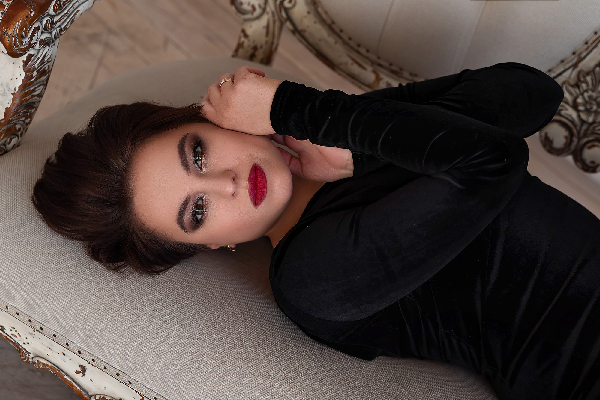 девушка с красными губами и короткими волосами