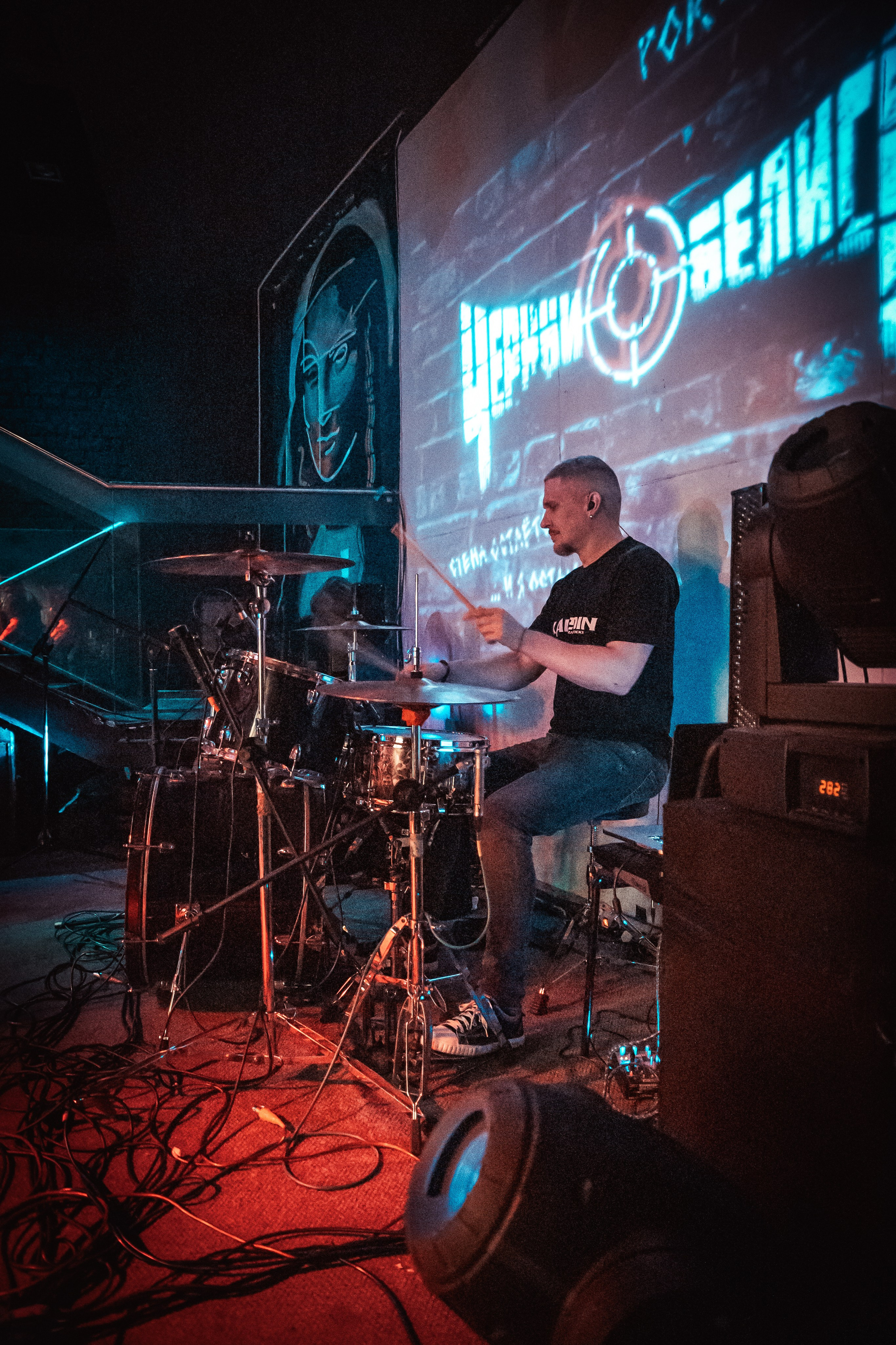 Черный обелиск. Красноярск, 08.04.2025, Эрмитаж. Фотограф Регина Крикунова г. Красноярск