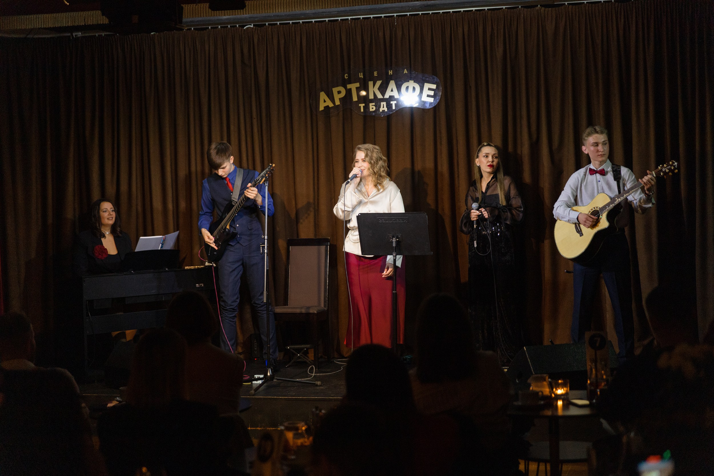 Выступление YOLO band в арт кафе. Фотограф Тюмень