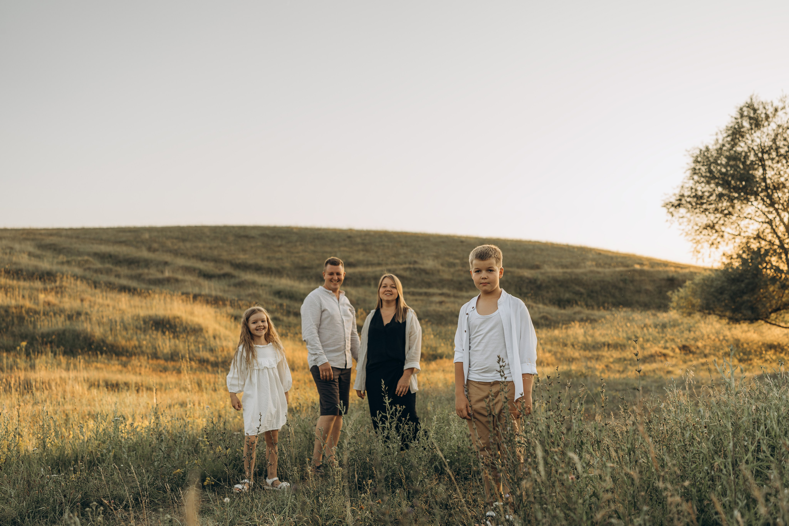 Летний луг, закат. Семейный фотограф Москва. Фотограф беременности и материнства Москва