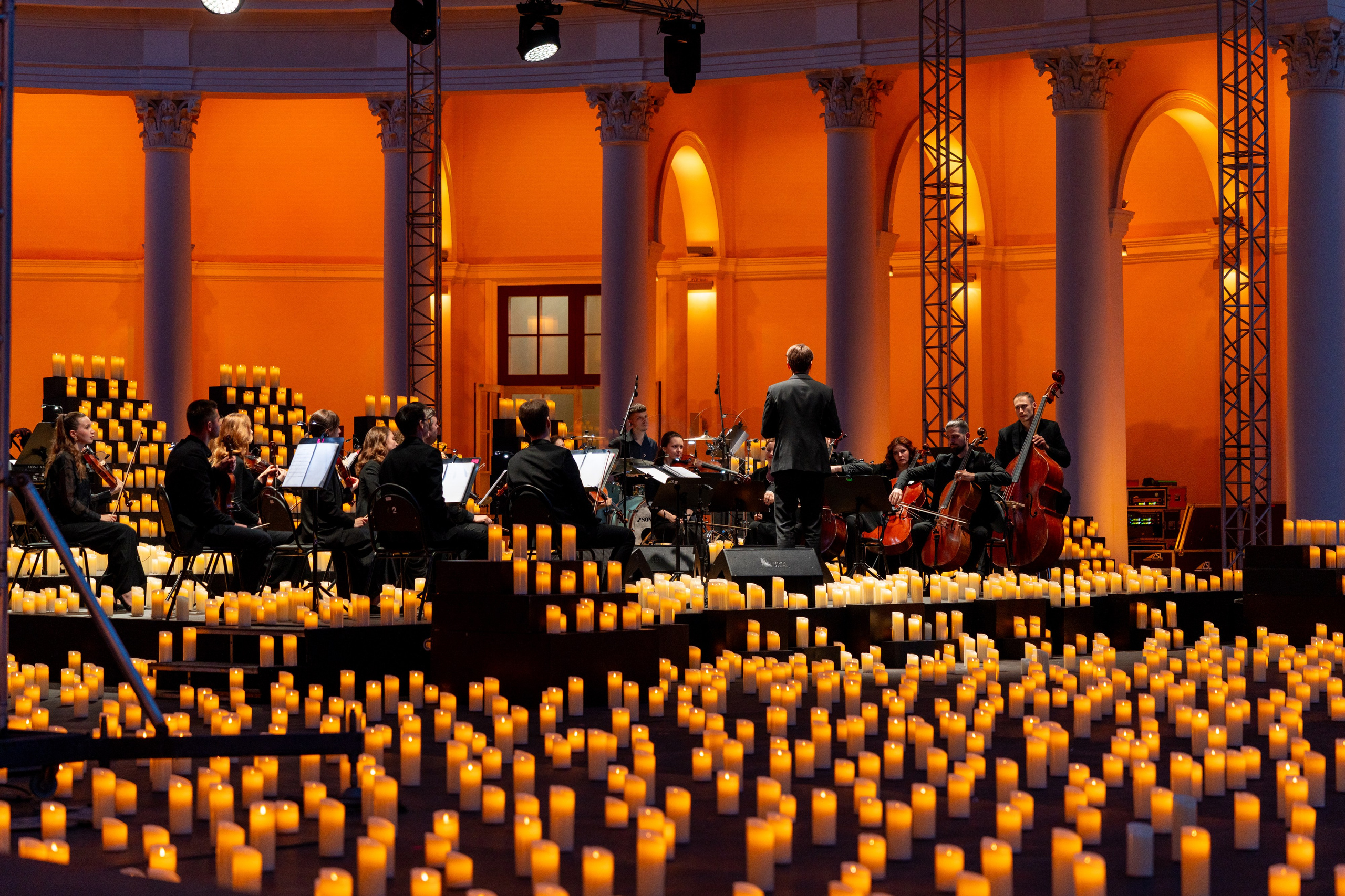 Симфонический оркестр Lumisfera при свечах. Фотограф Никита Комаров