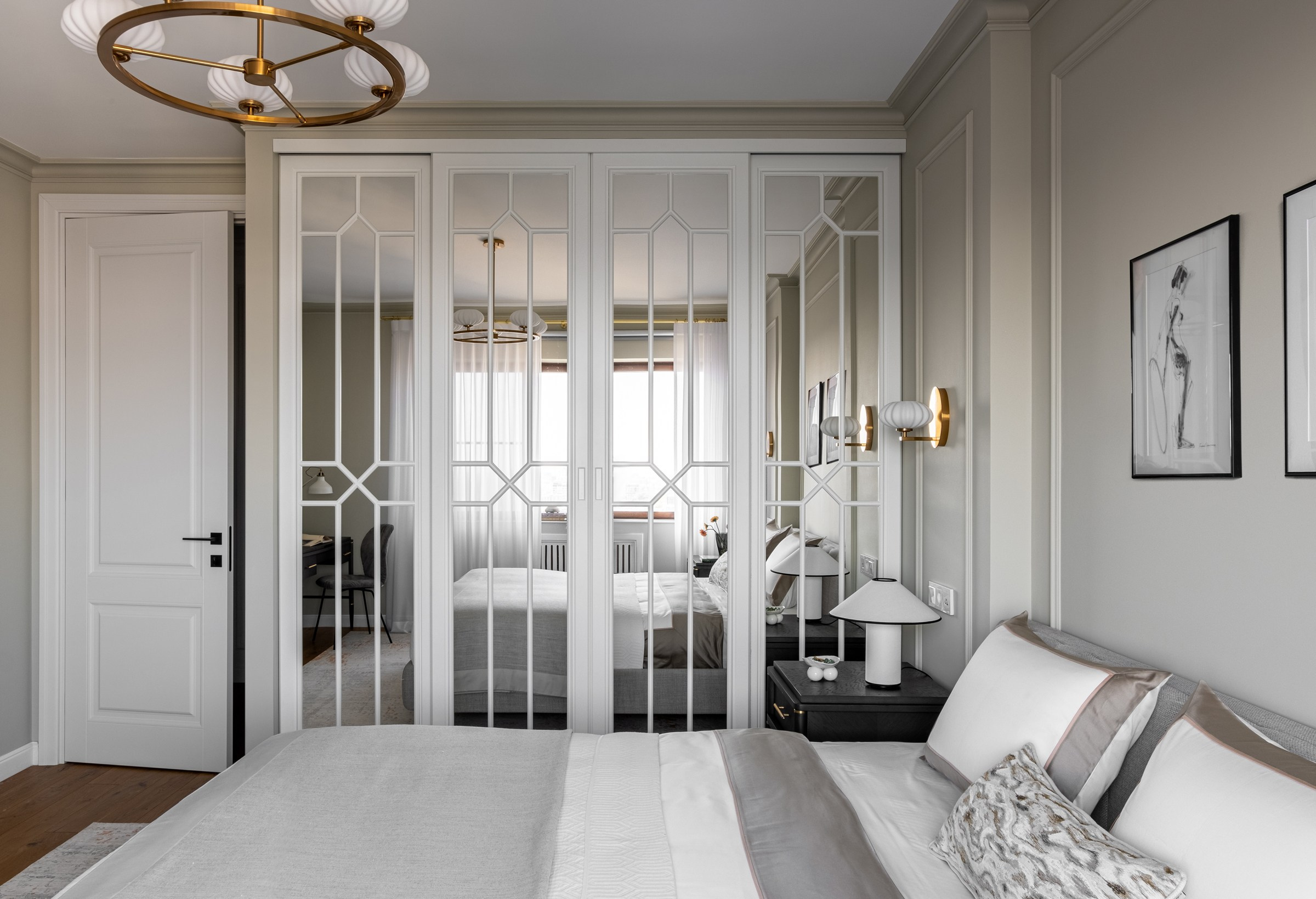 Интерьер Спальни, мастер-спальня, спальня с санузлом, спальня с ванной комнатой, спальня с гардеробом, зеркальные двери в гардероб, спальня с рабочим местом, уютная спальня, спальня фисташкового цвета, неоклассическая спальня, дизайнер Диана Миронова