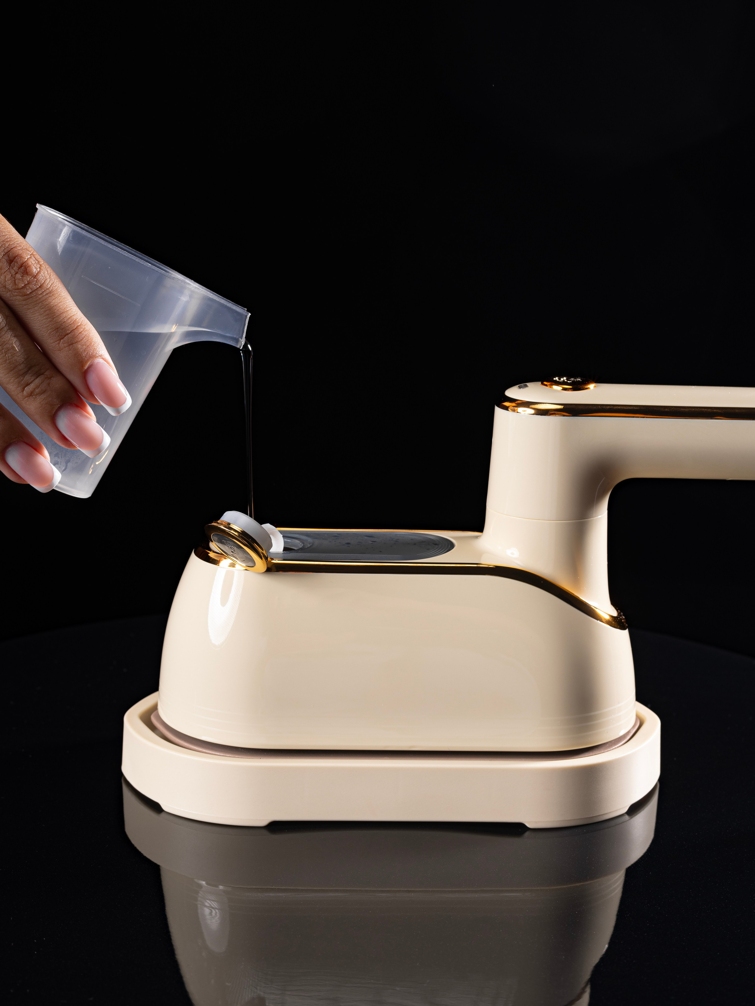 Предметная съемка мини отпаривателя. Фото для маркетплейсов в самых сочных локациях города Сочи