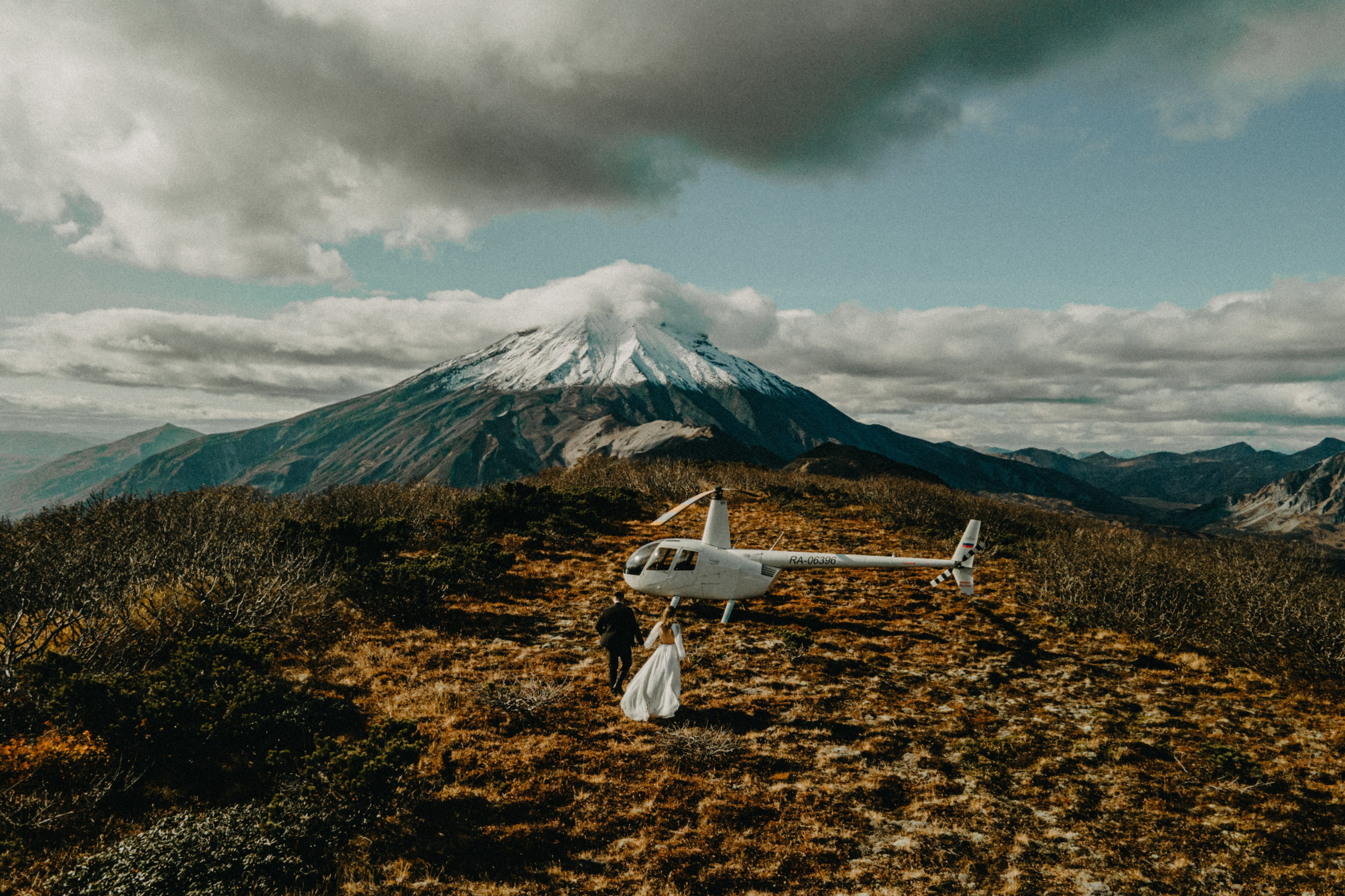 Вертолетный полет Бухта Жировая. Свадебное фото и видео на Камчатке. Туристические маршруты