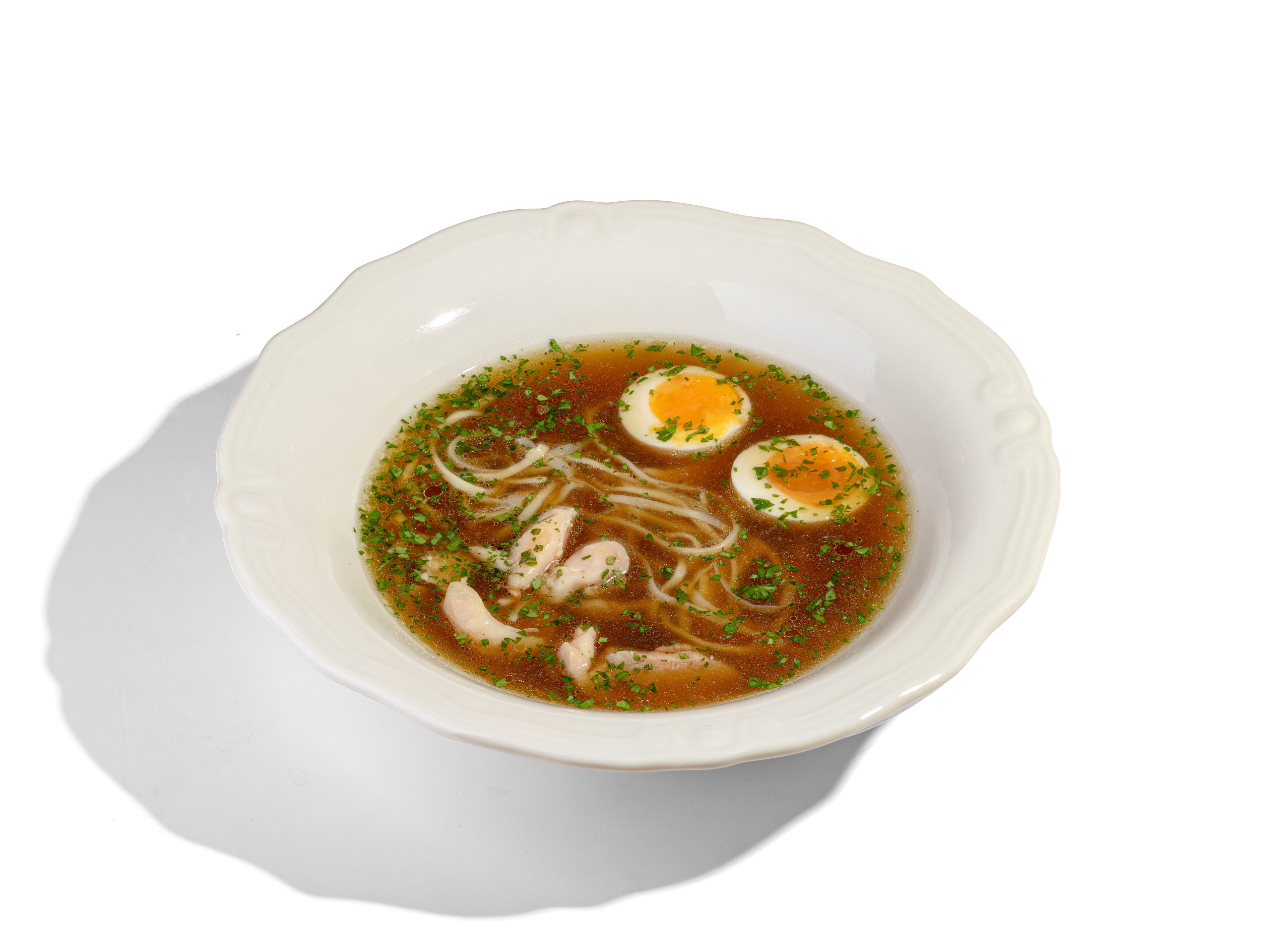 ДОМАШНЯЯ ЛАПША 550₽. Классическая лапша на курином бульоне с куриным филе, яичной лапшой и яйцом. Украшается свежими листьями петрушки. 