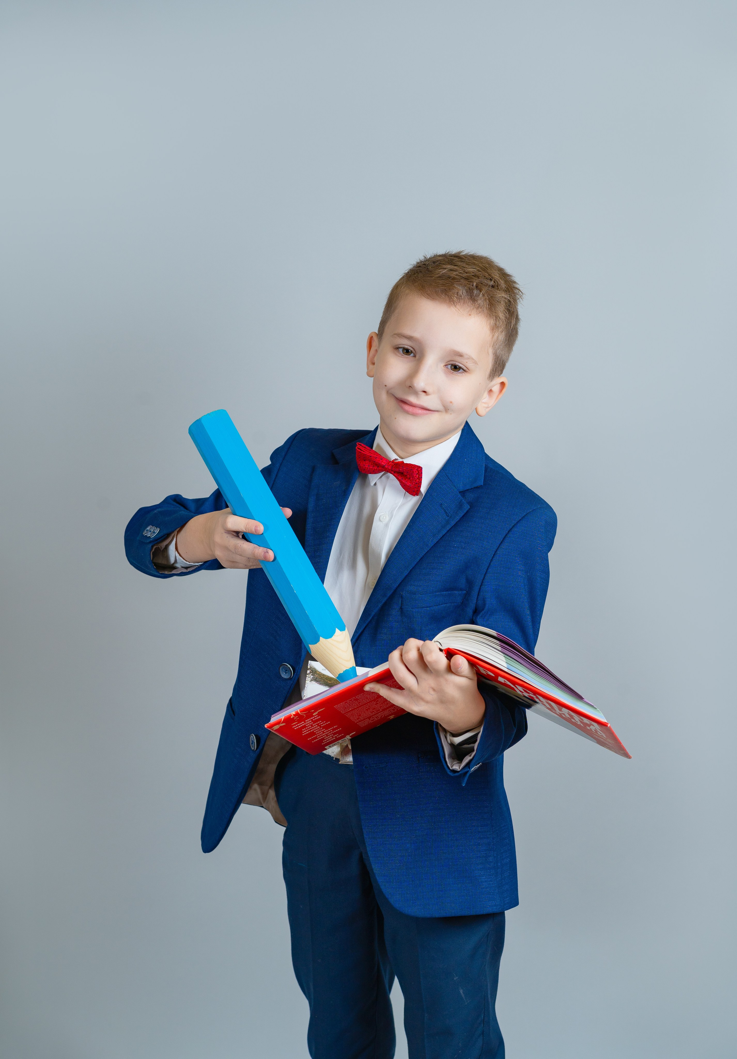 С карандашами. Школьный фотограф и фотограф в детском саду