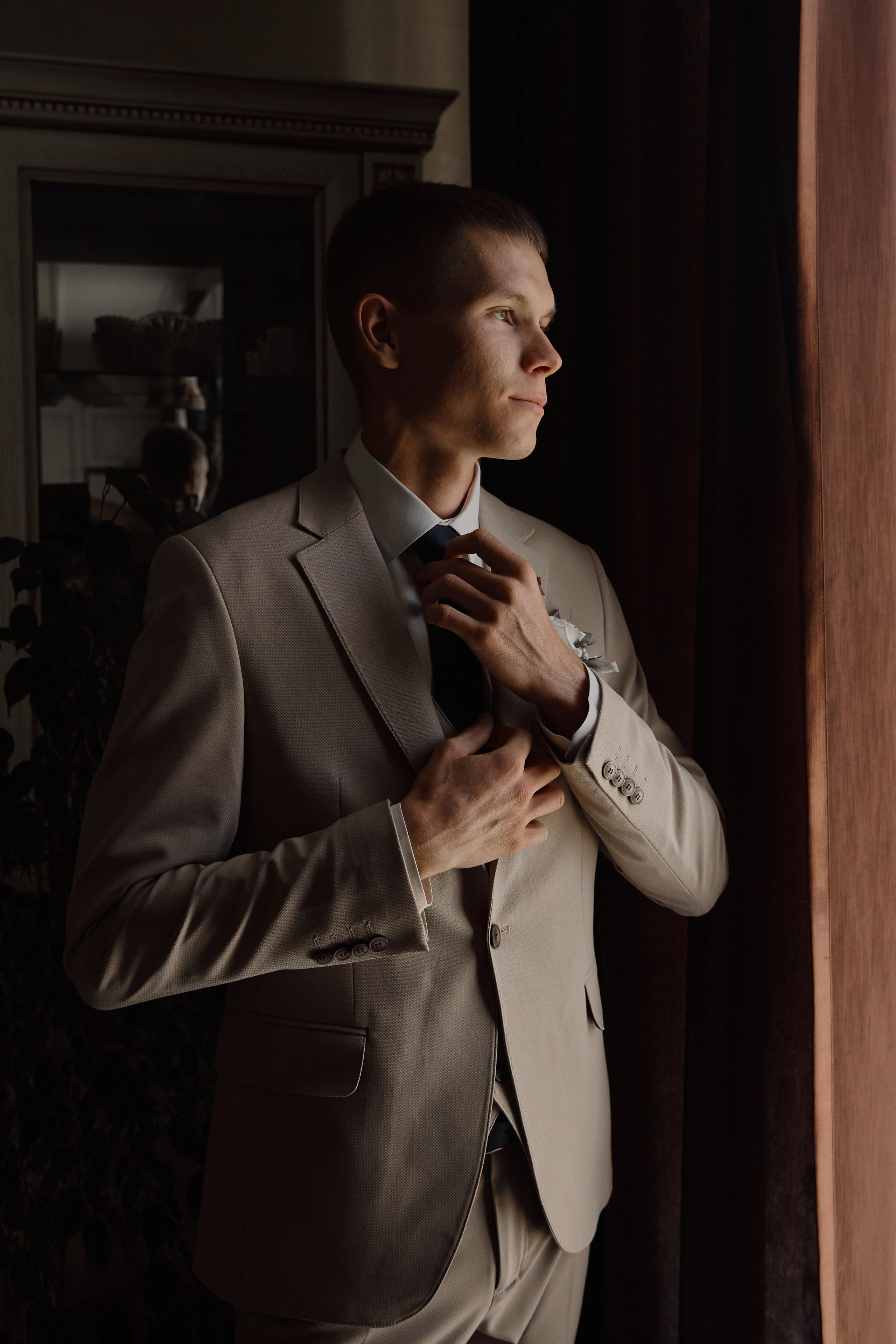 Портрет жениха у окна