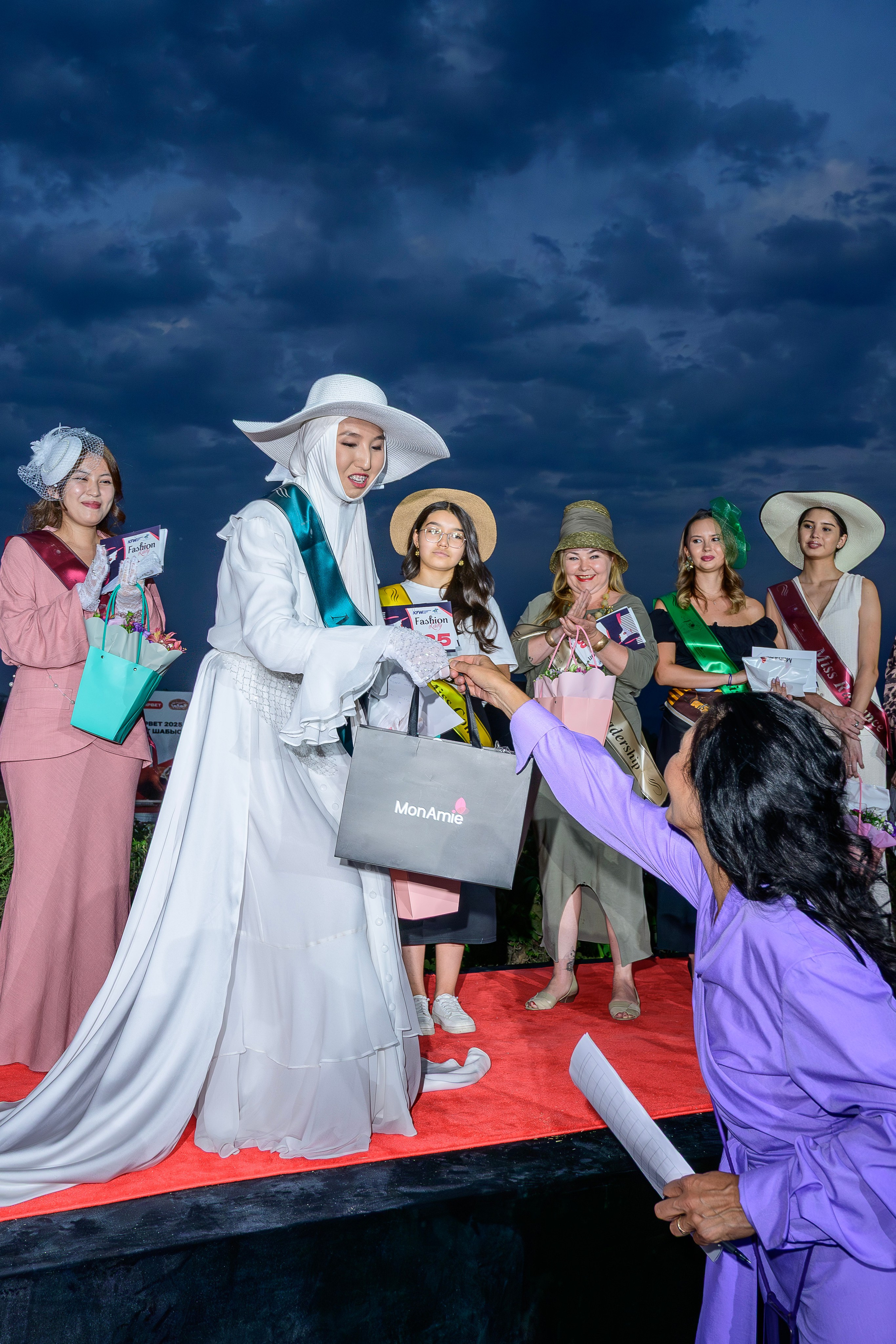 Фотосъемка мероприятия  Показ моды приуроченный к классическим скачкам Derby Day. Фотограф в Алматы Егор Поленов
