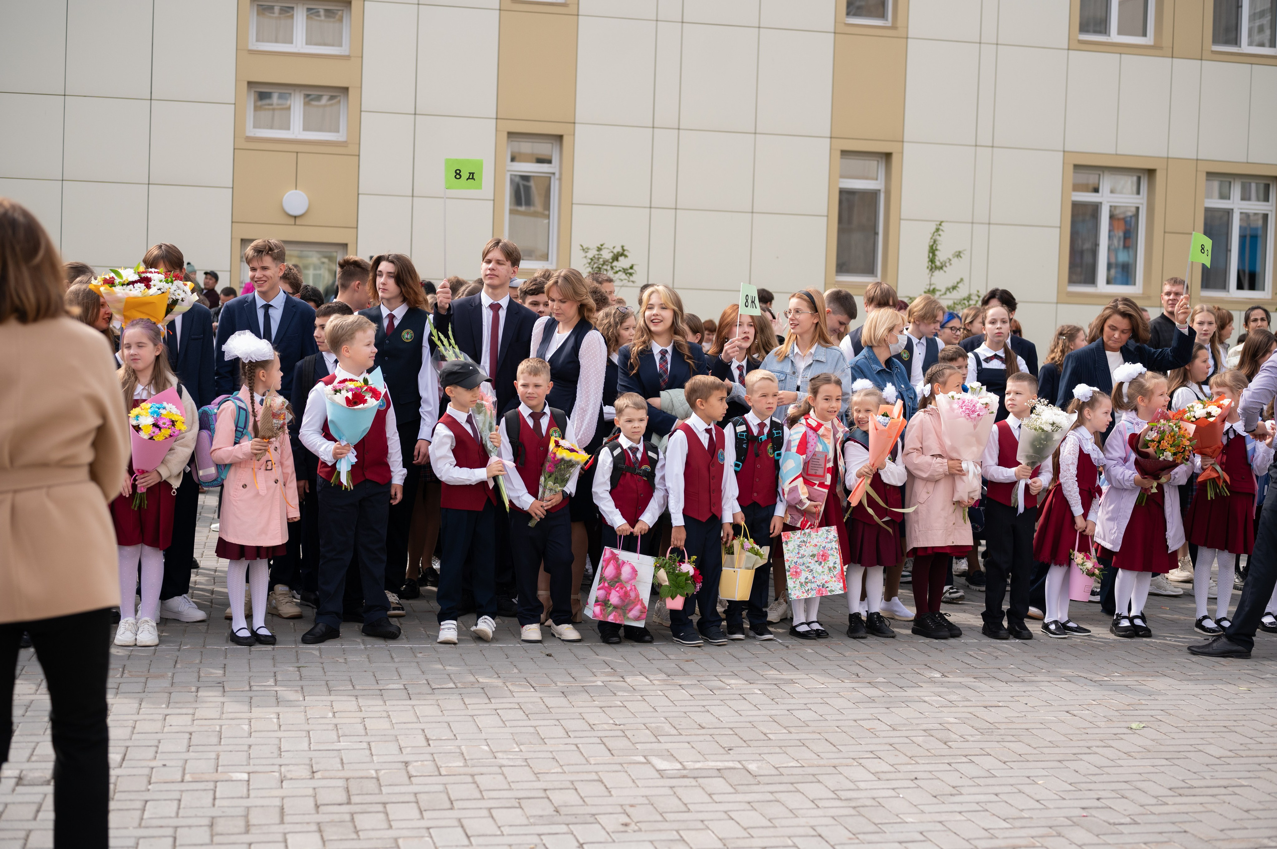 1 сентября 16 гимназия 2 класс (линейка + в классе+ на улице). Фотограф новорожденных, семейный детский в Тюмени Татьяна Морозова