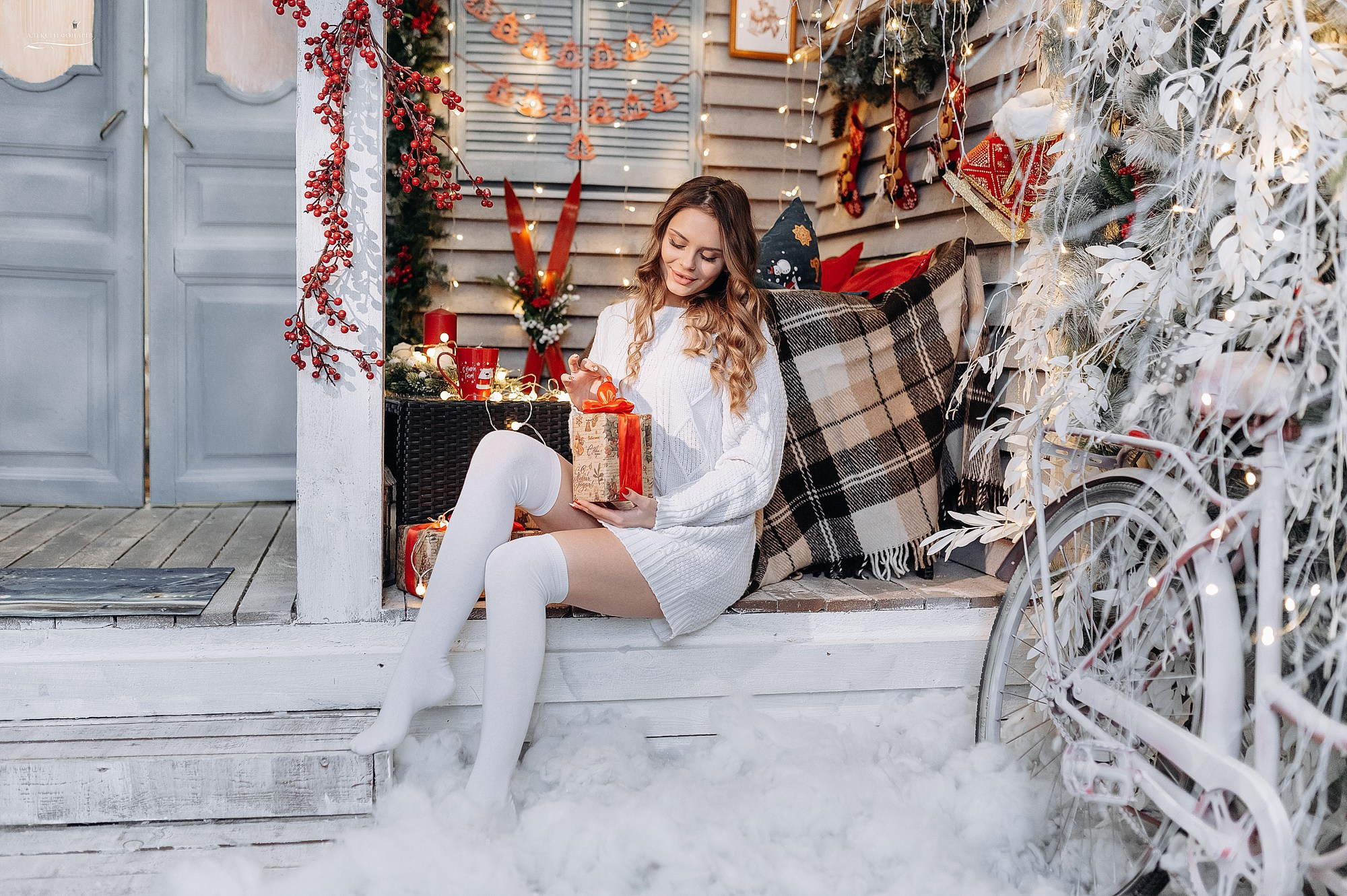 Девушка с подарками на новый год в фотостудии Талдом
