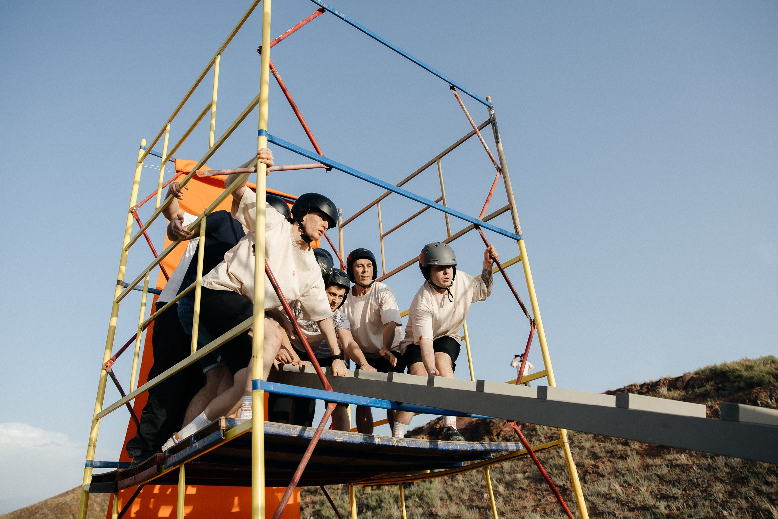 Здравствуйте! Я свадебный фотограф из Ульяновска, работаю в том числе по всей России и с выездом за границу. Снимаю свадьбы, lovestory, корпоративы, светский репортаж. Провожу обучение по фотографии, мастер-классы и воркшопы для других фотографов.