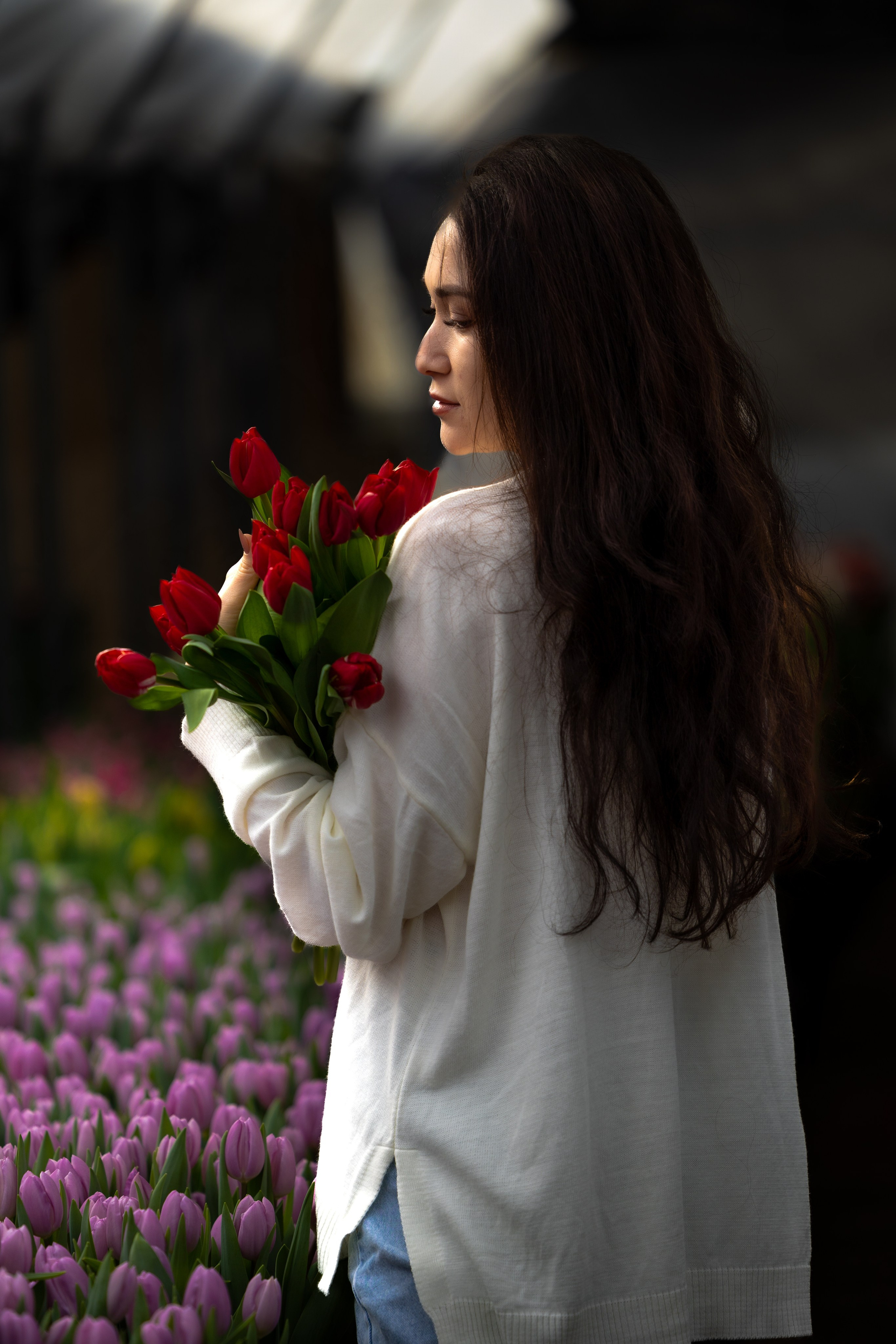Фотосессия в теплице с тюльпанами. Свадебный фотограф Астрахань