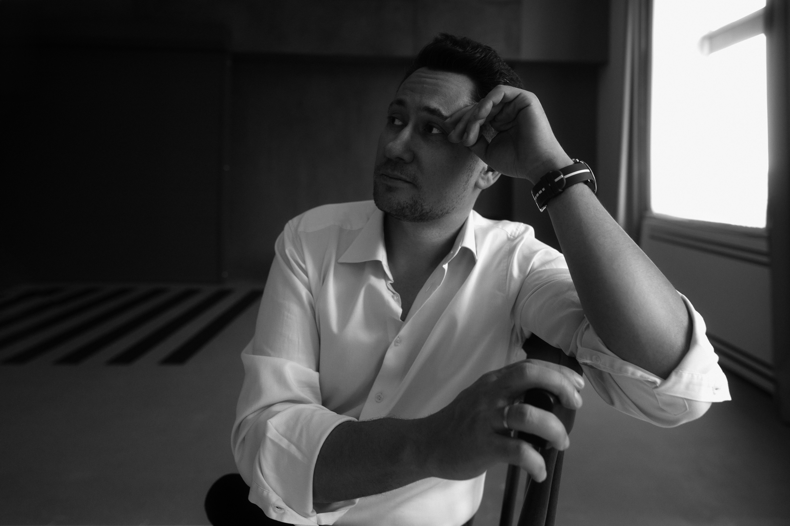 Мужская чб фотосессия с Николаем в студии Делайт