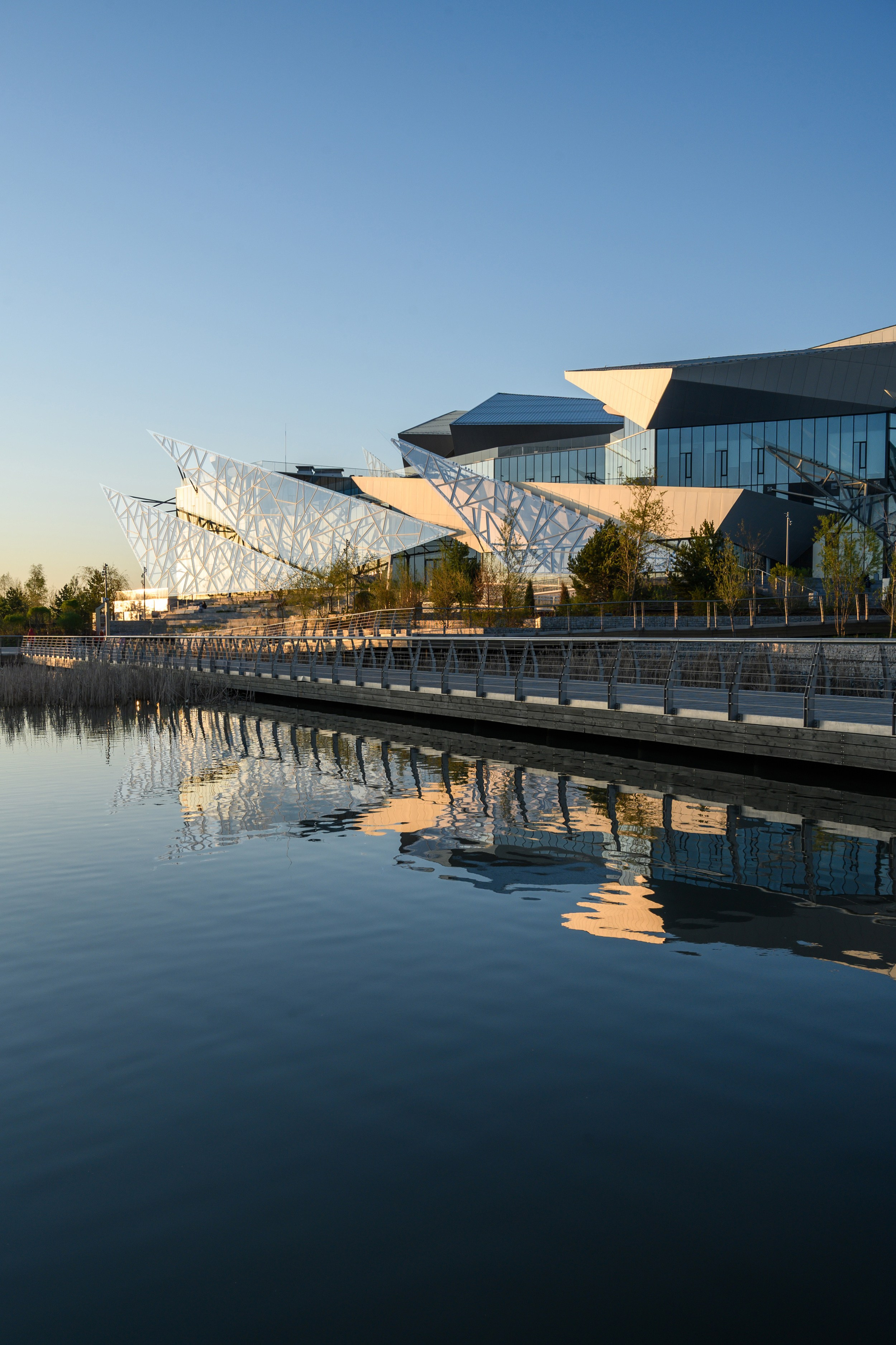 Архитектурная фотография Театра Камала вечером — отражения, структура стекла, геометрический дизайн