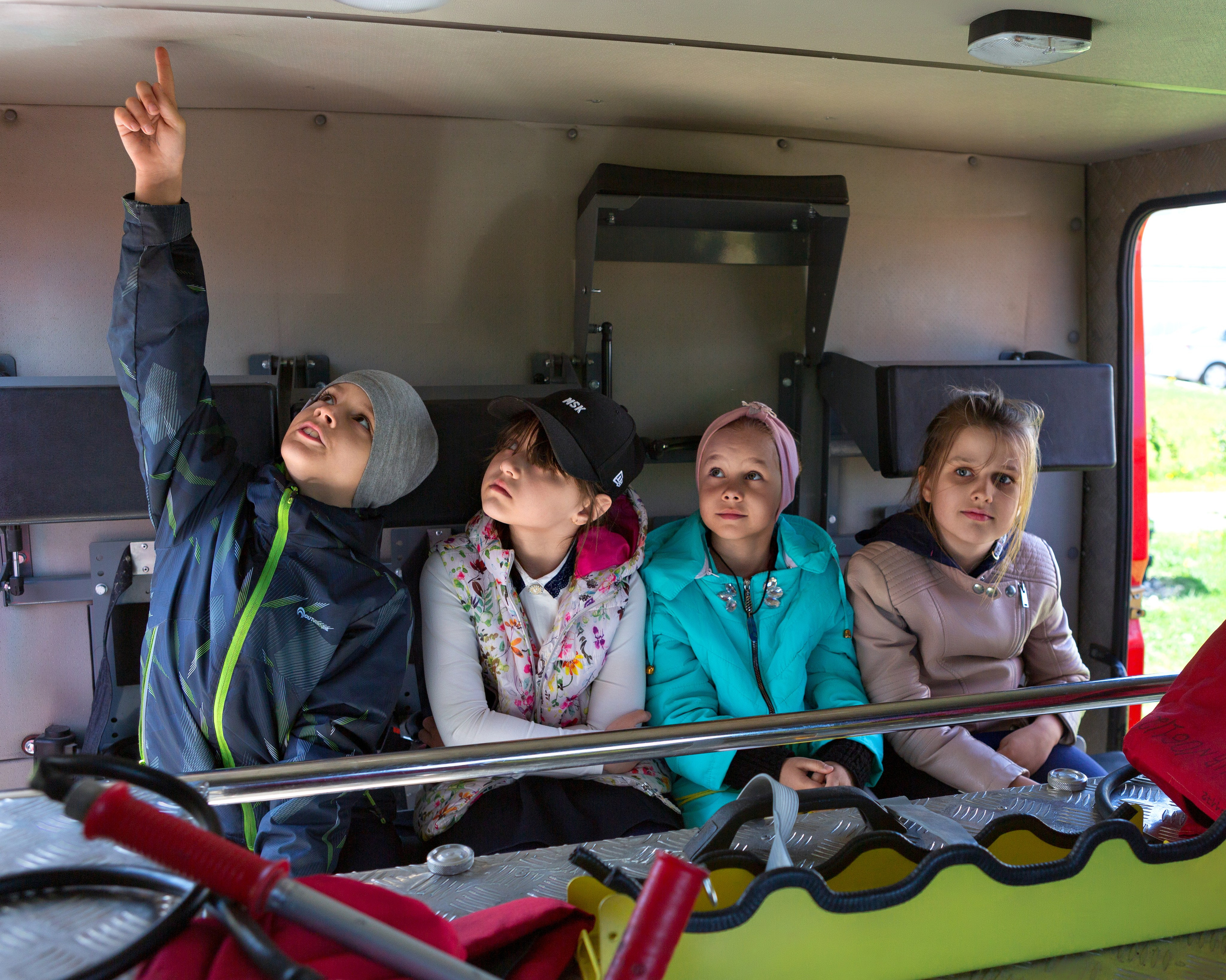 Дети в пожарной машине