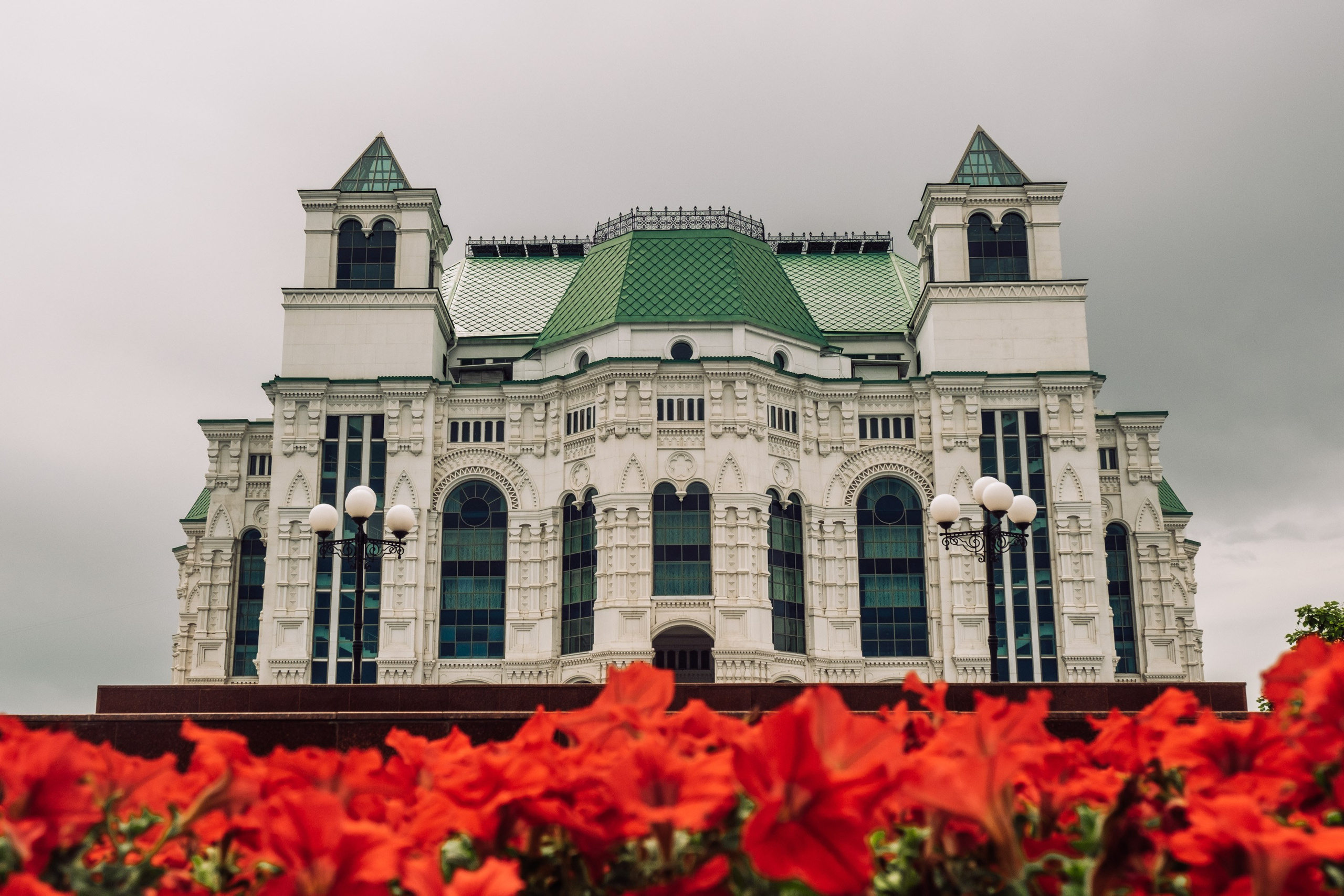 Театральный парк перед дождем. Фотограф Анатолий Деникин