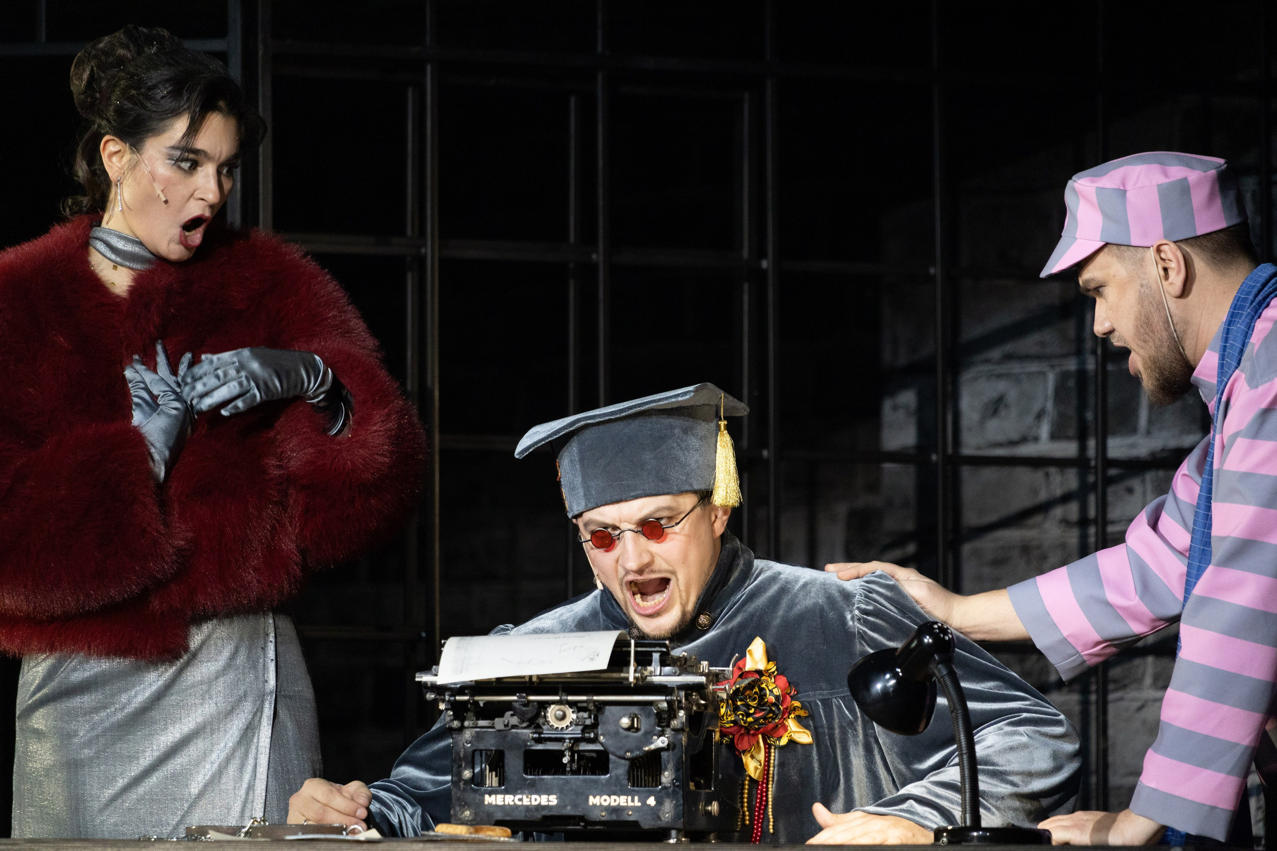 Летучая Мышь, _Чехов Центр. Фотограф. г. Южно-Сахалинск. Олег Толстов