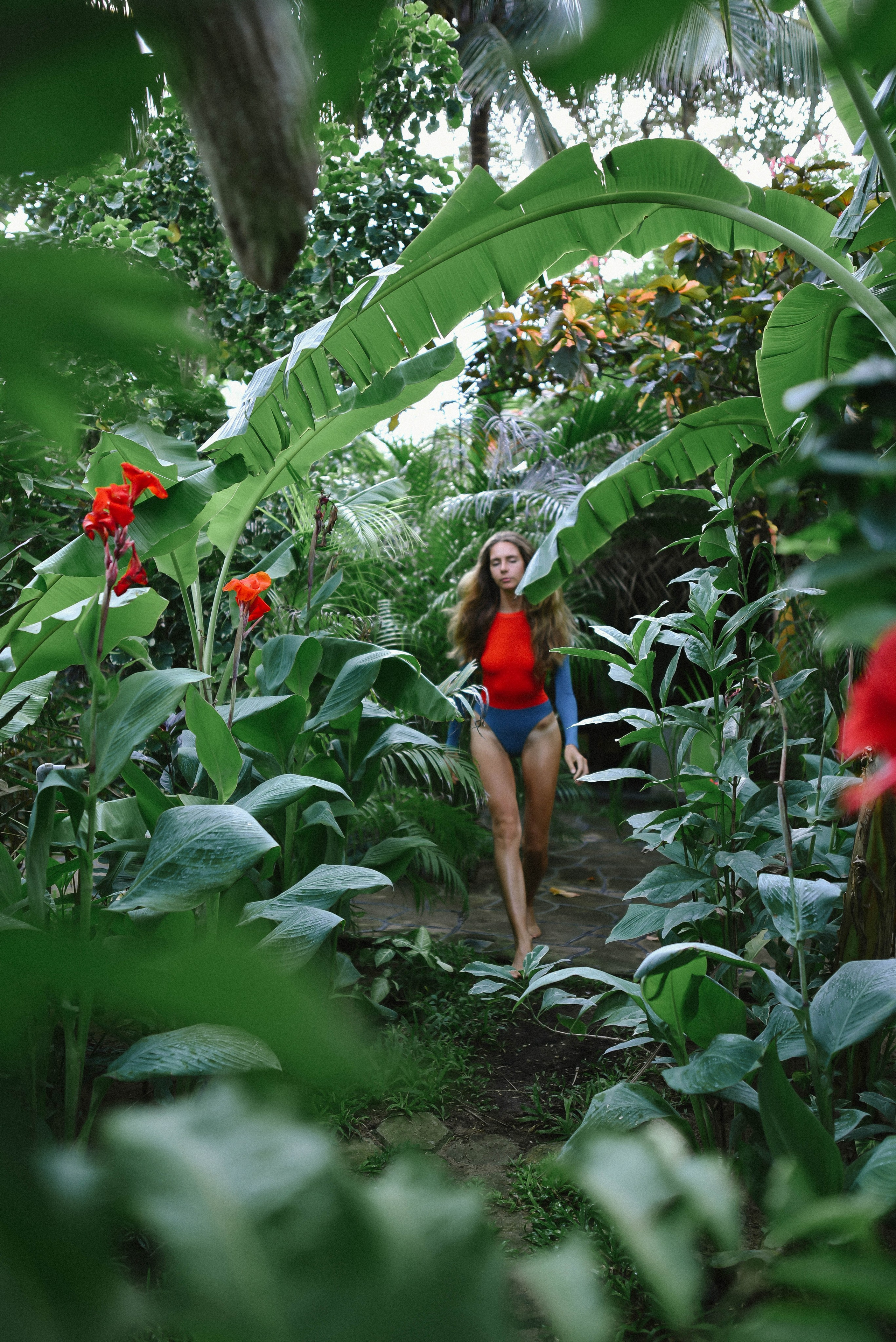 Съемка серфинга с воды в Аругам Бэй | Девушка на волнах восточного побережья. Фотограф на Шри-Ланке