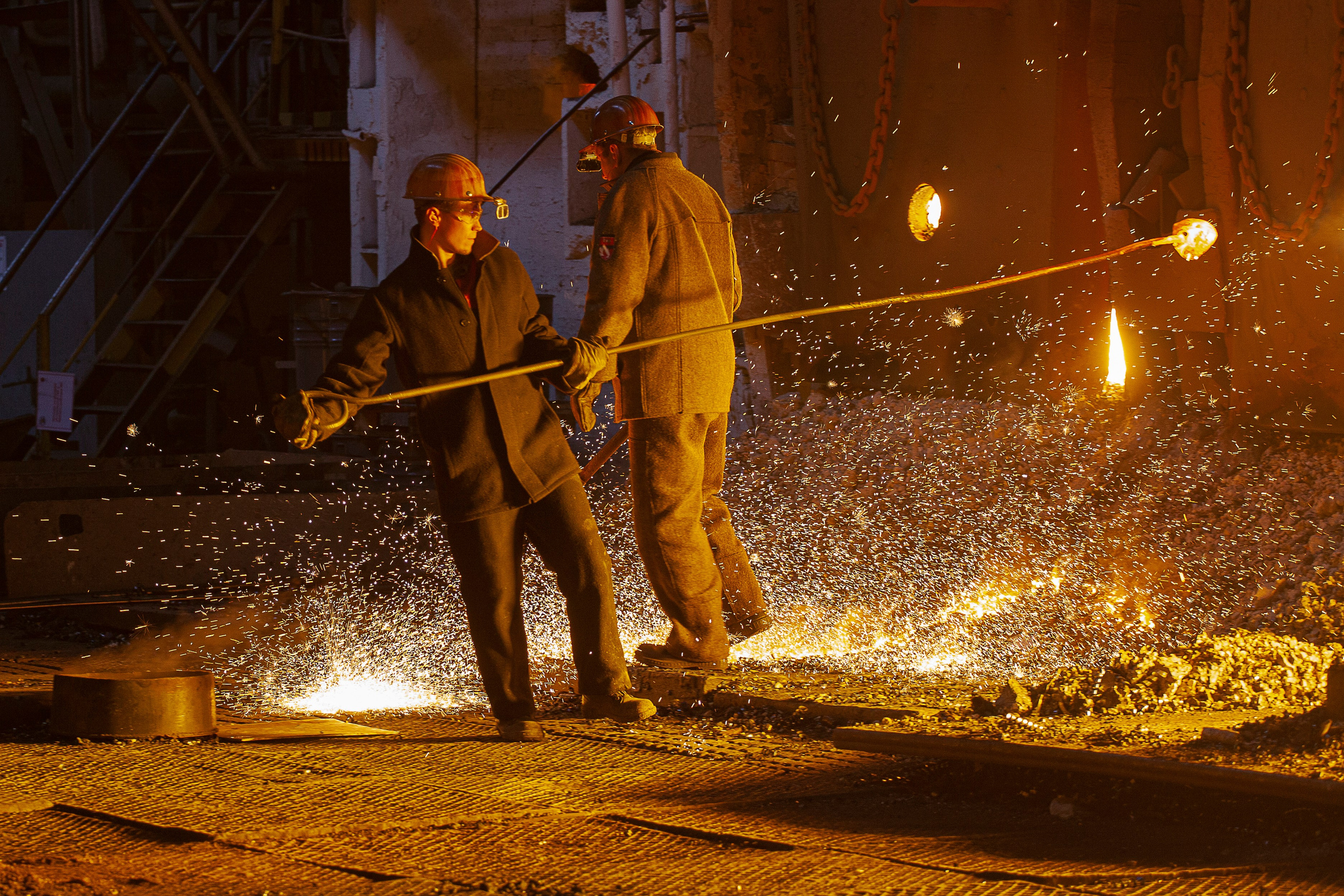 Металлурги работают в цехе