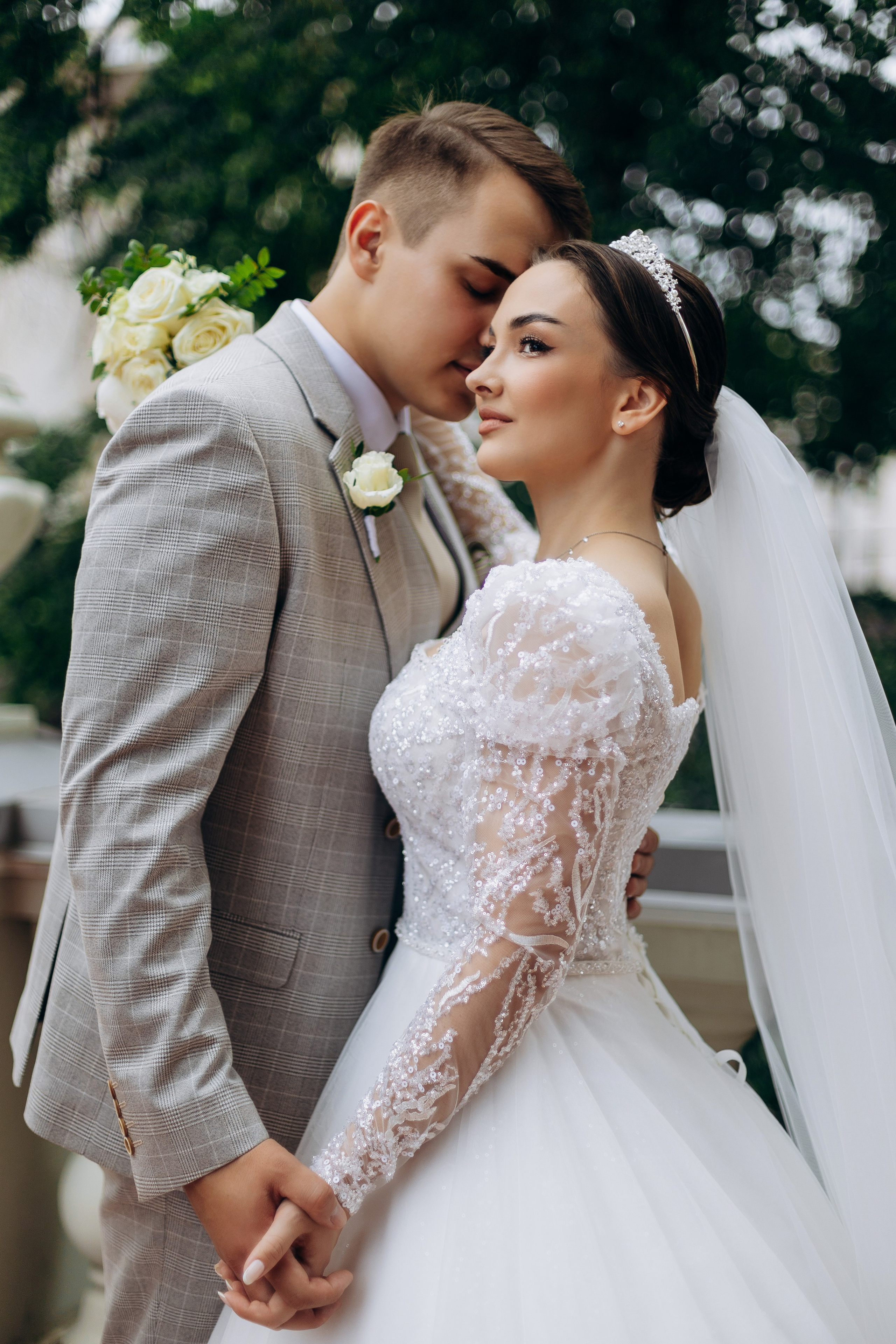 фотограф на свадьбу, свадебная фотосессия в парке, букет невесты