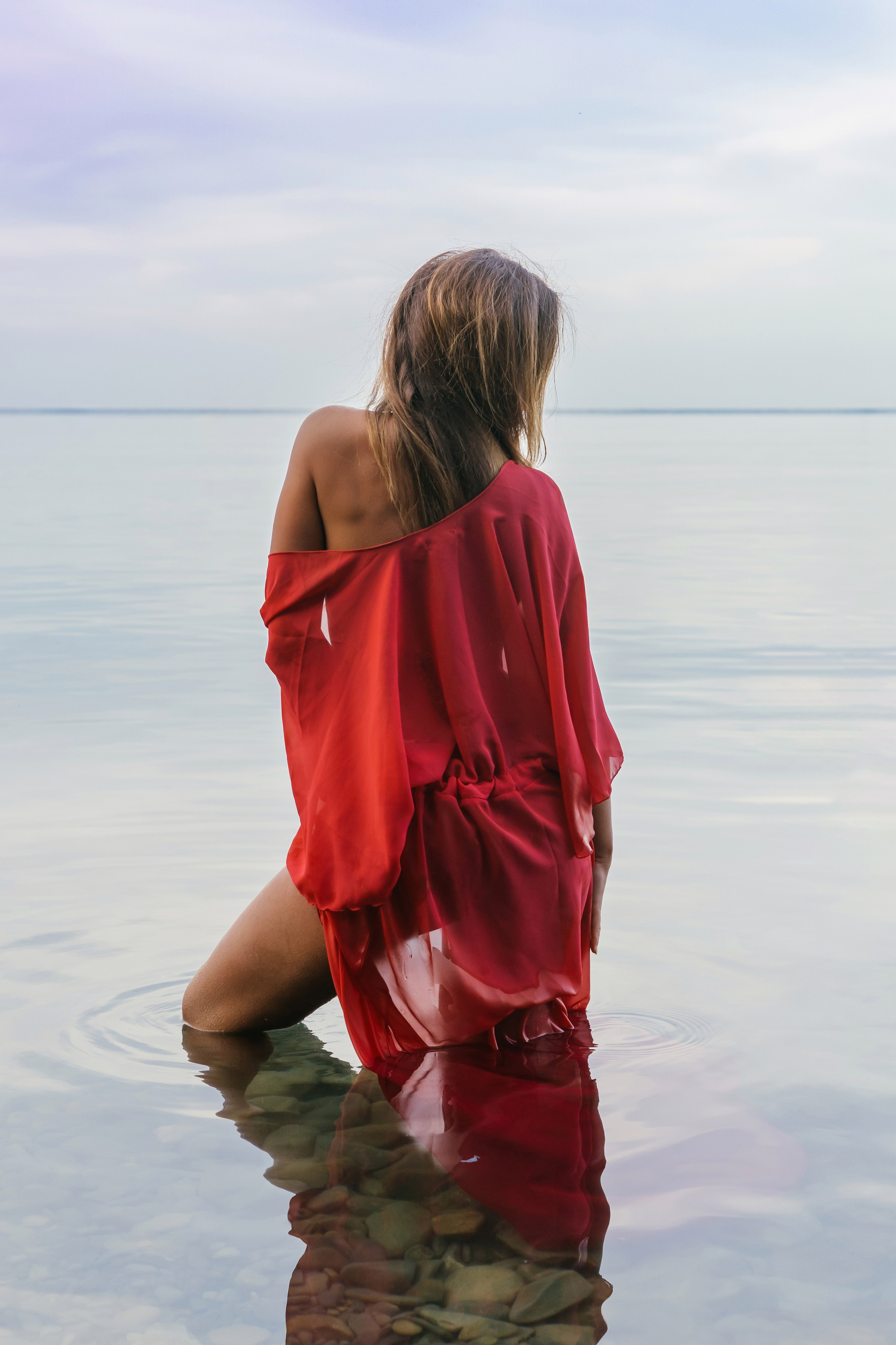 Летний образ на фоне моря и камней - профессиональные фото в Анапе