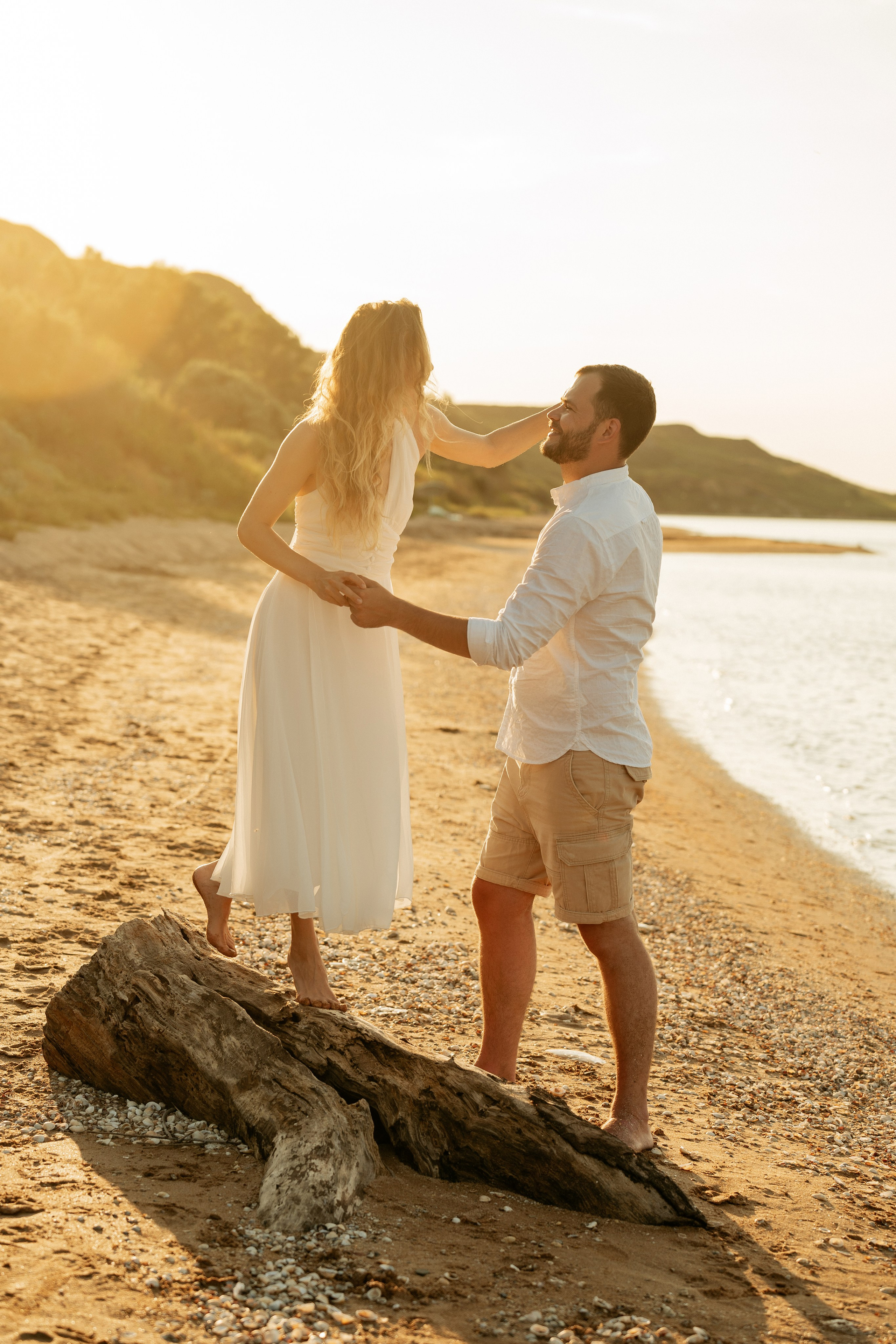 Фотограф поймал искренний смех пары во время прогулки по пляжу в Кучугурах