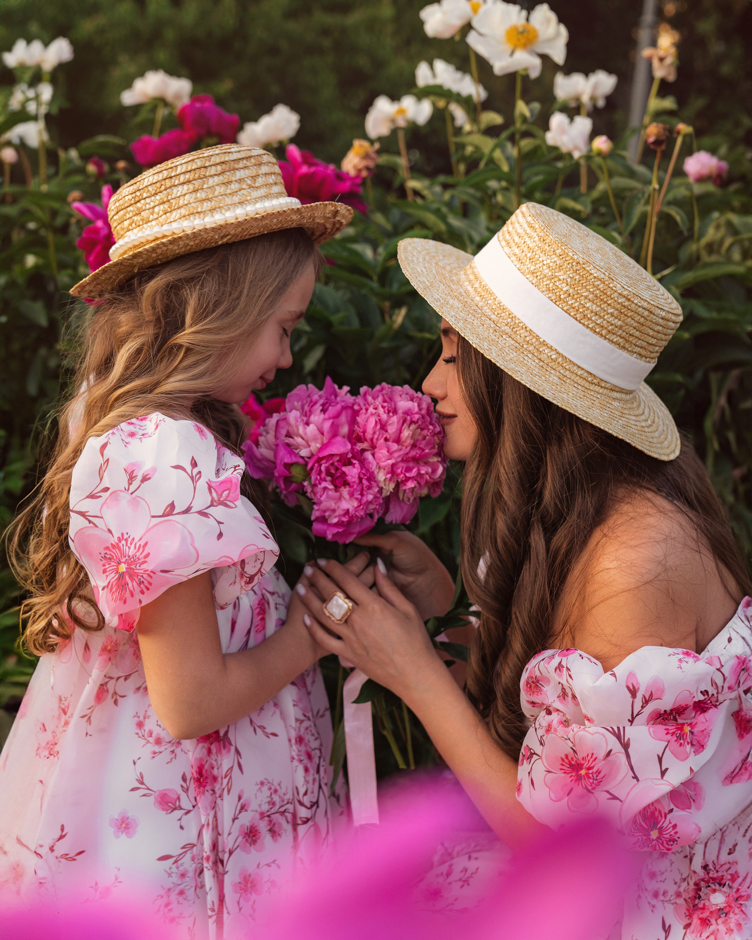 Нежная фотосессия мамы и доченьки в пионовом саду. Трубинова Екатерина | Семейный фотограф | Москва