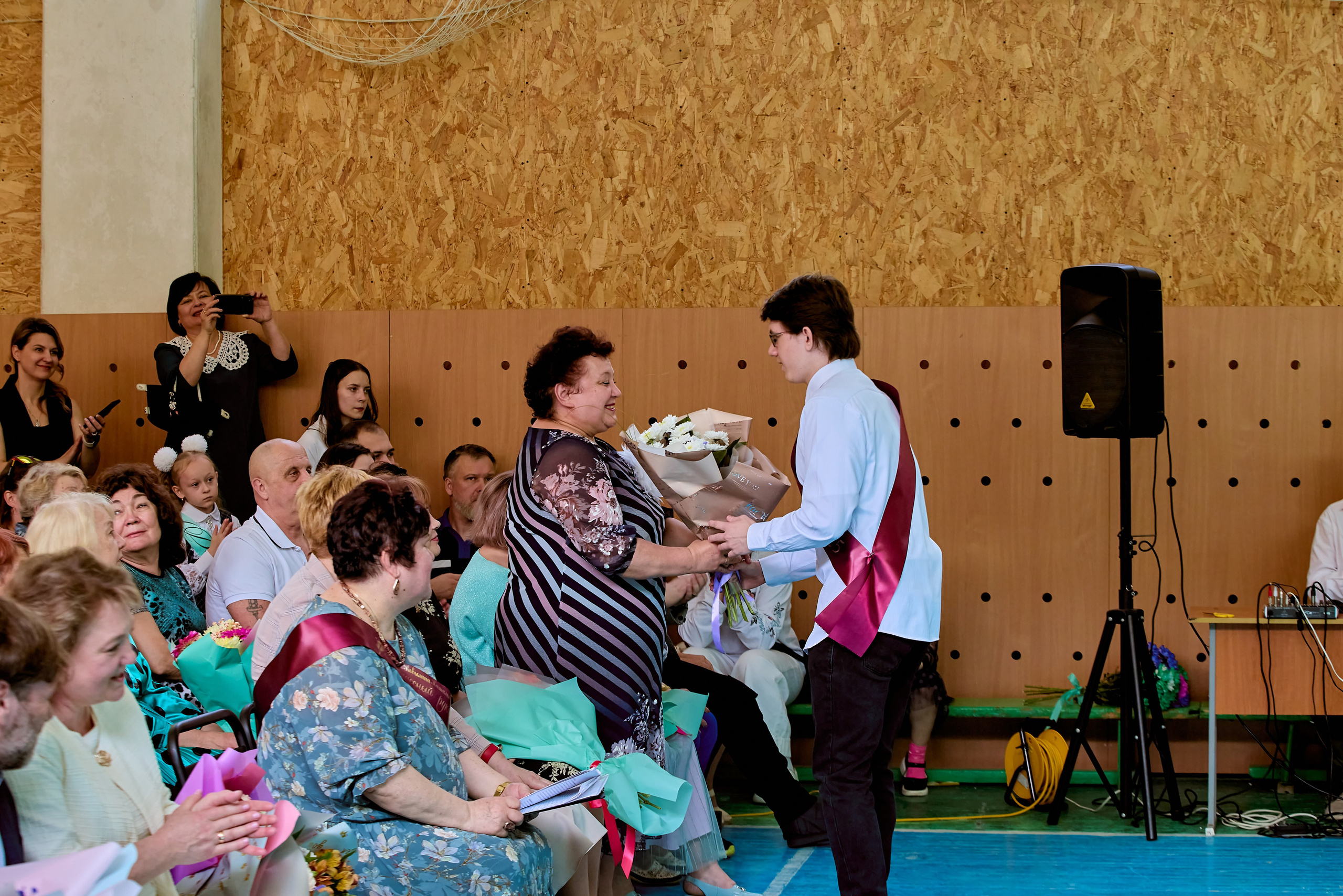 Радость и вера в глазах выпускников на фоне звонка, фото православного фотографа Николая Голованова, г. Дзержинск.