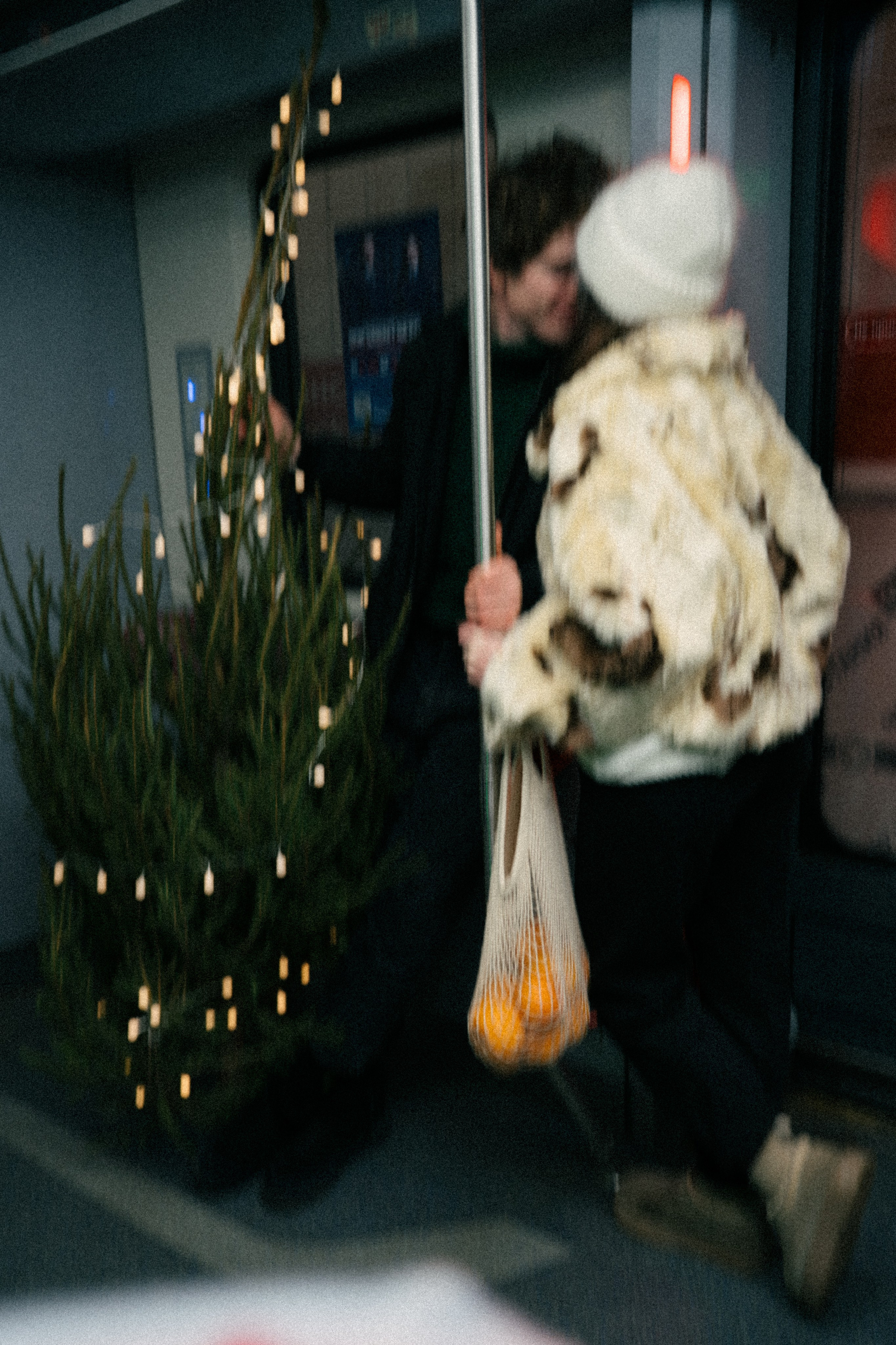 НОВОГОДНЯЯ ПРОГУЛКА ПАРЫ ПО ЧЕРНЫШЕВСКОЙ ПЕРЕД НОВЫМ ГОДОМ. Профессиональный фотограф, Санкт-Петербург — Виктория Богомолова