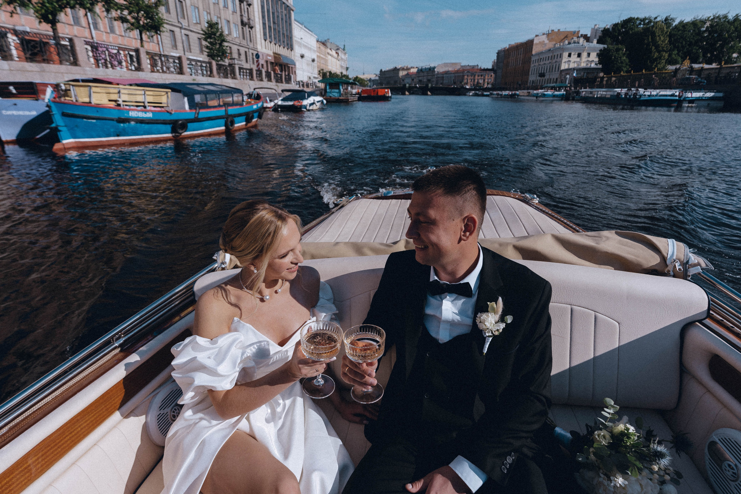 СВАДЕНБНАЯ СЬЕМКА НА КАТЕРЕ ПО КАНАЛАМ САНКТ-ПЕТЕРБУРГА И В АКВАТОРИИ НЕВЫ. Профессиональный фотограф, Санкт-Петербург — Виктория Богомолова