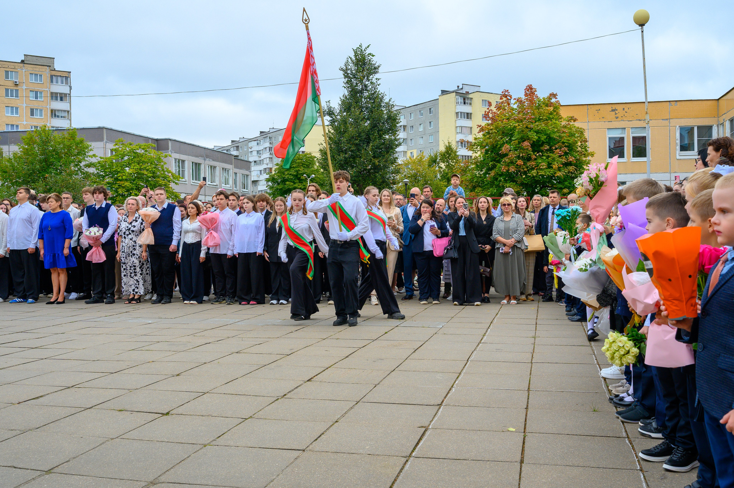 Вот звучит первый звонок, перед этим долгое приготовление к новому этапу в жизни, Яромир идет в школу. Фотоуслуги, услуги фотографа, фотографирование важных событий