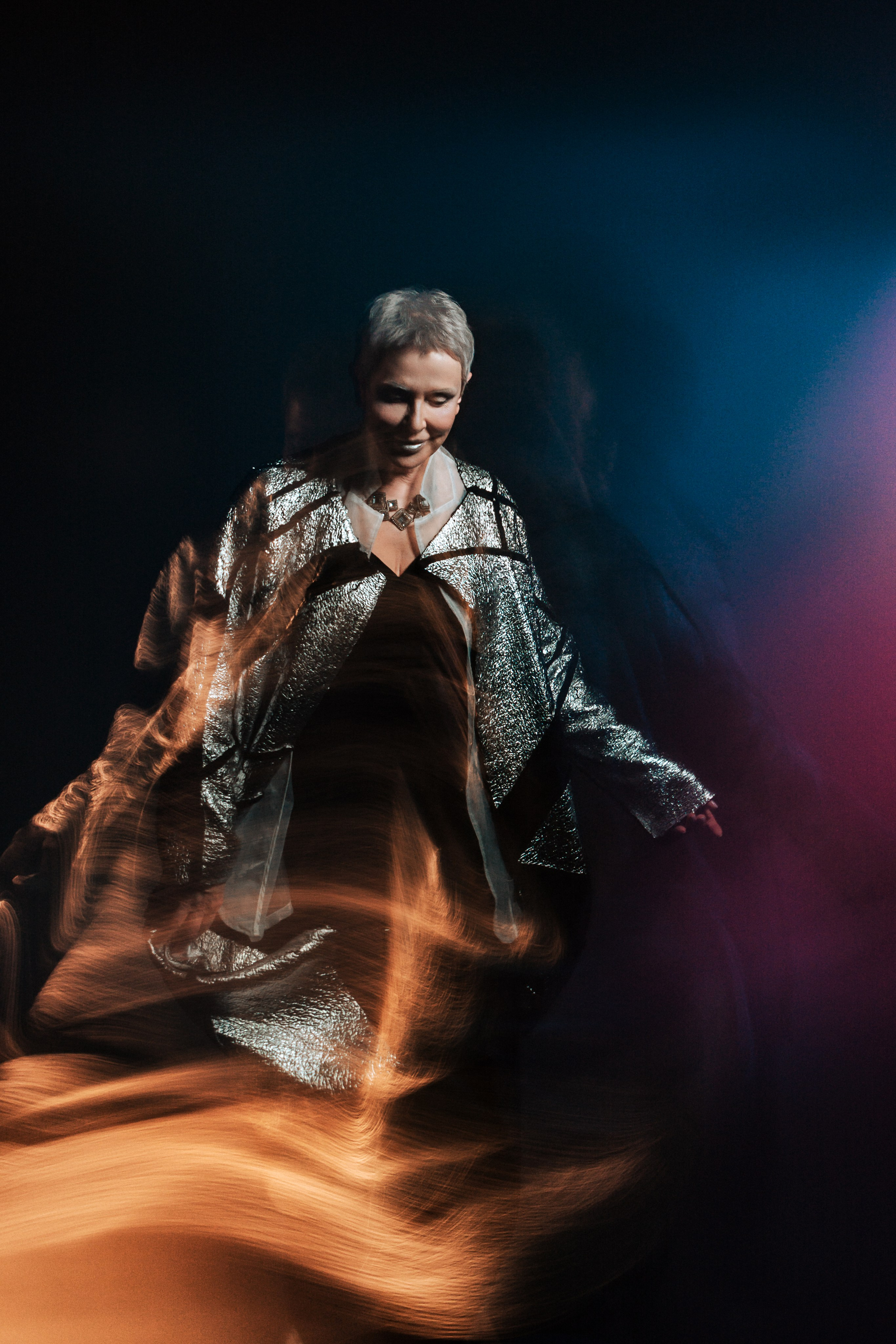 Яркая женщина в центре Петербурга, фотосессия в смешанном свете, вдохновленная современной версией Снежной Королевы