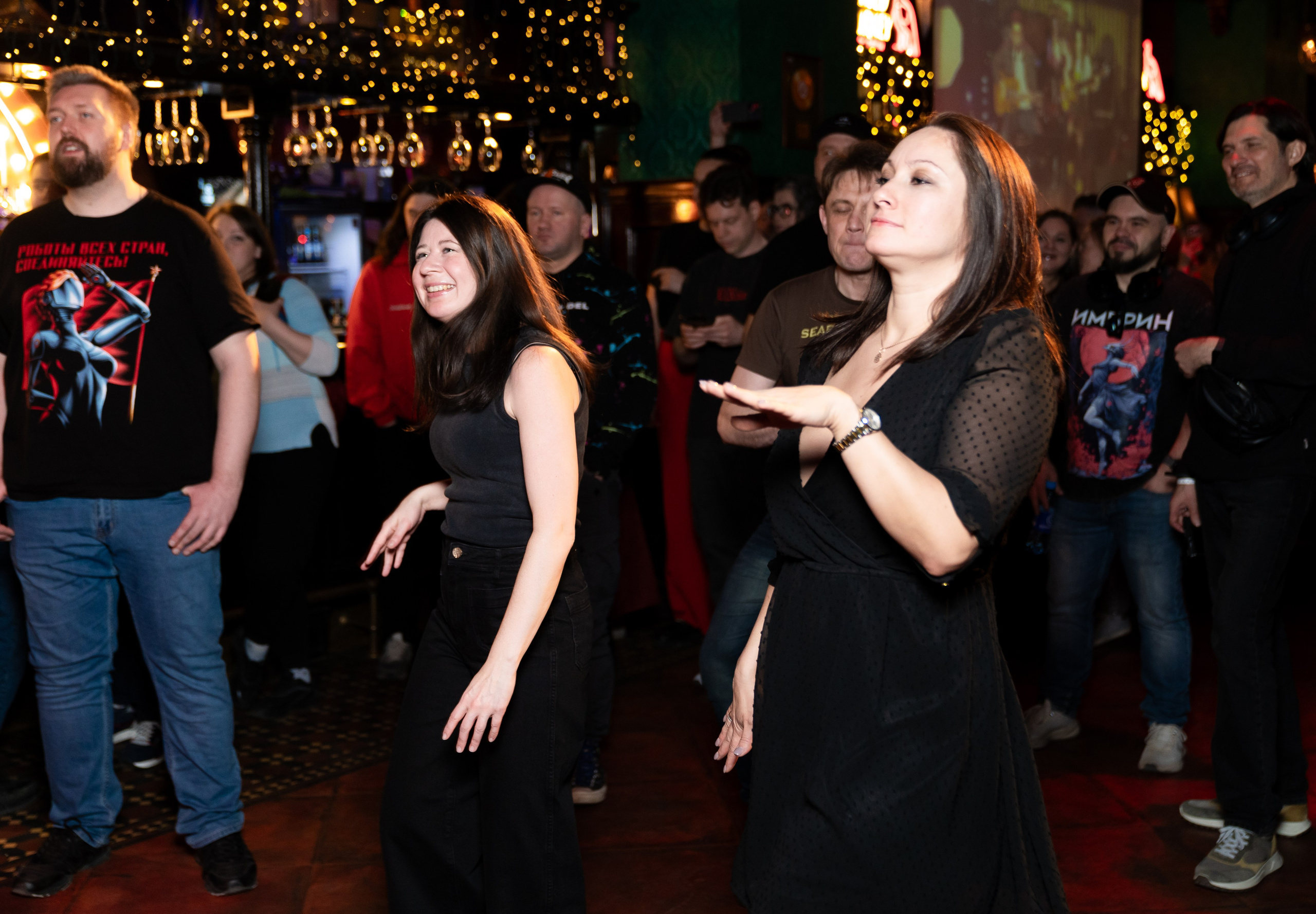 Гости танцуют на концерте Васи Васина в баре Дуглас. Фото Евгения Мальцева, Douglas Bar.