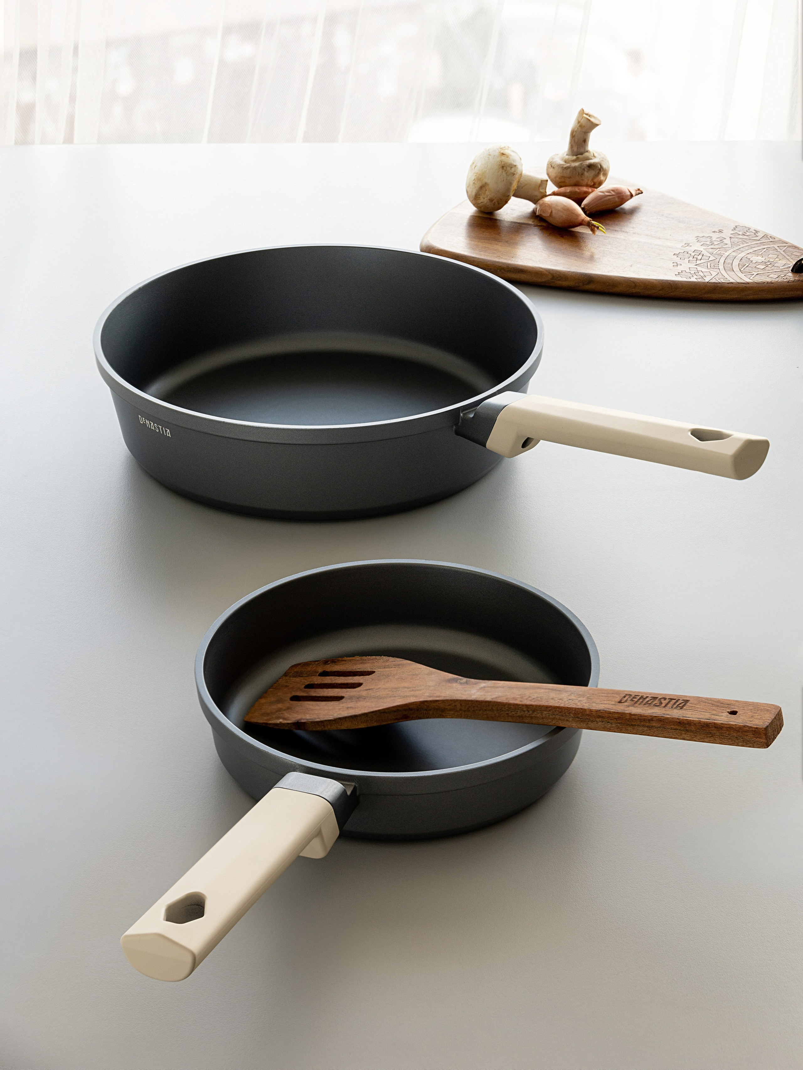 Композиция из сковород разного размера на кухне | Контент для каталога посуды