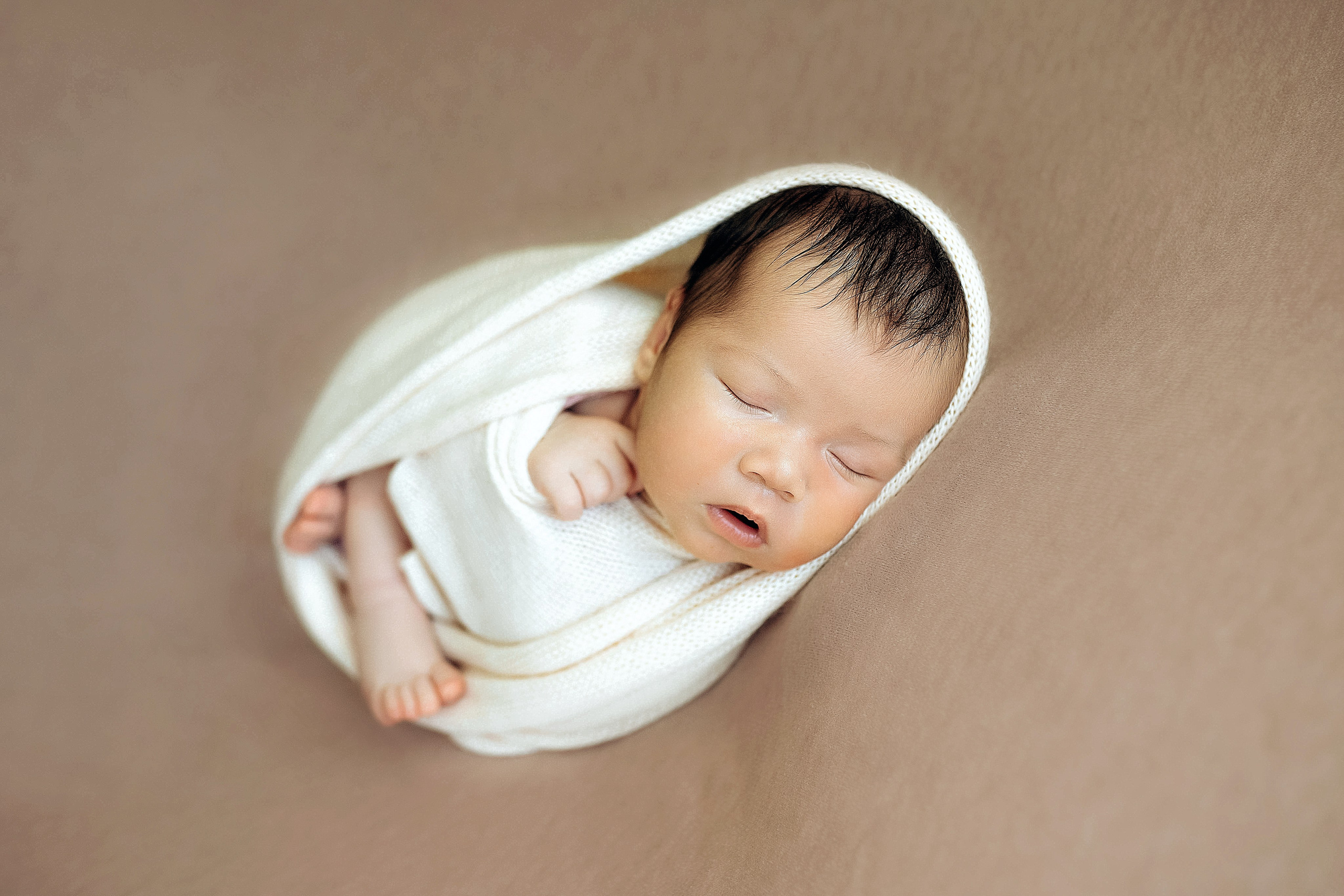 фото ньюборн в корзинке реквизит фотограф новорожденные малыши дети фотограф краснодар беременность лайфстайл