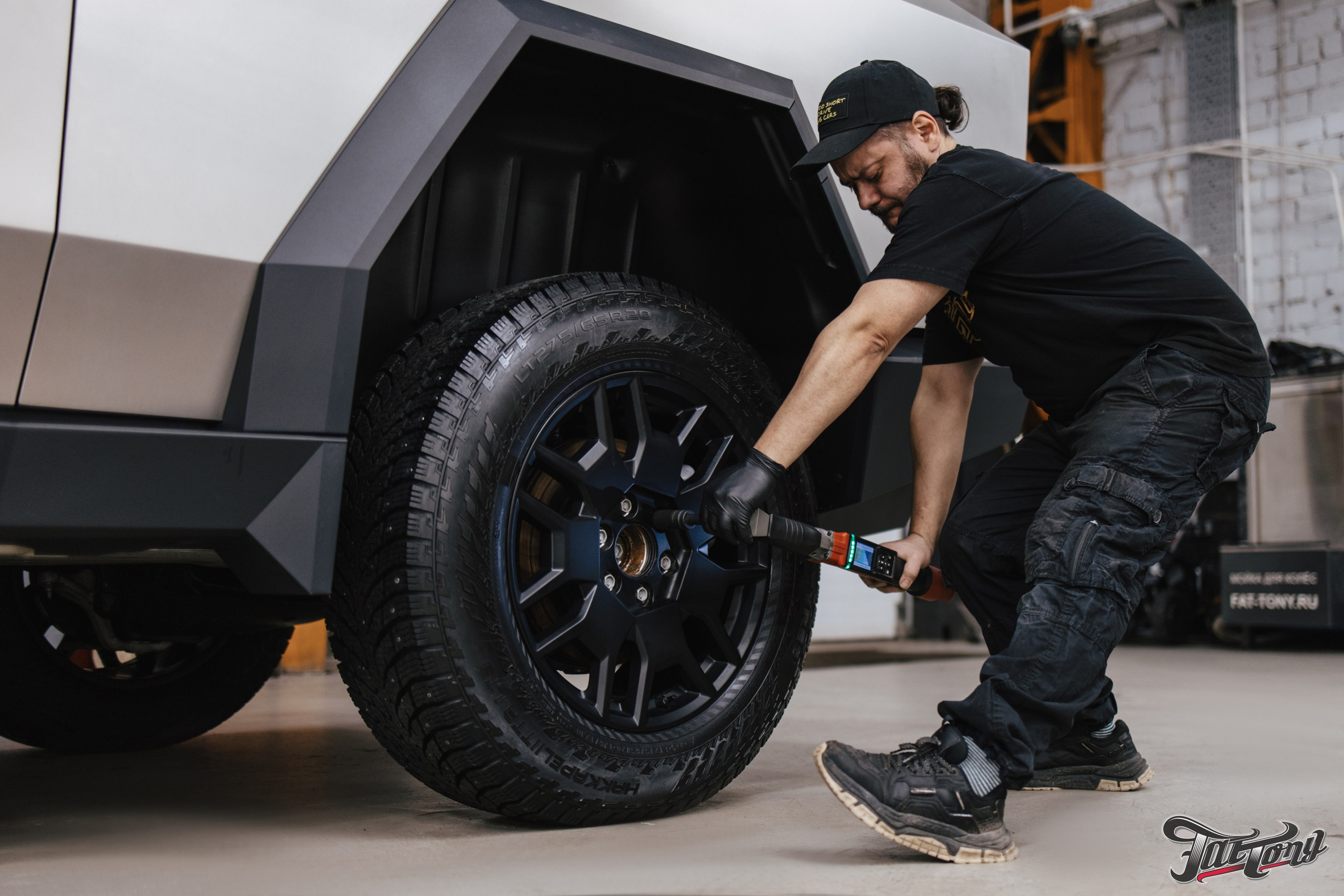 Tesla Cybertruck шиномонтаж в Fattony. DeLorein
