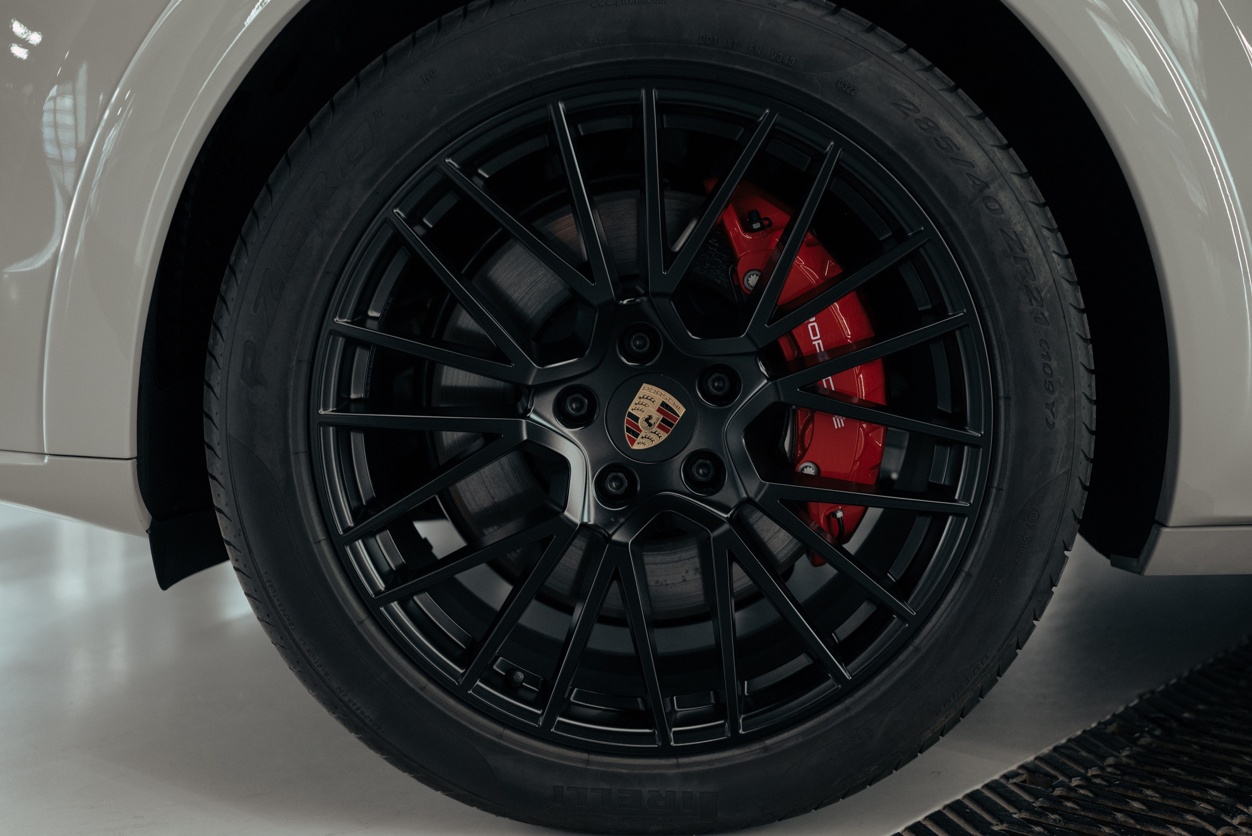 Porsche Cayenne GTS grey on red. DeLorein