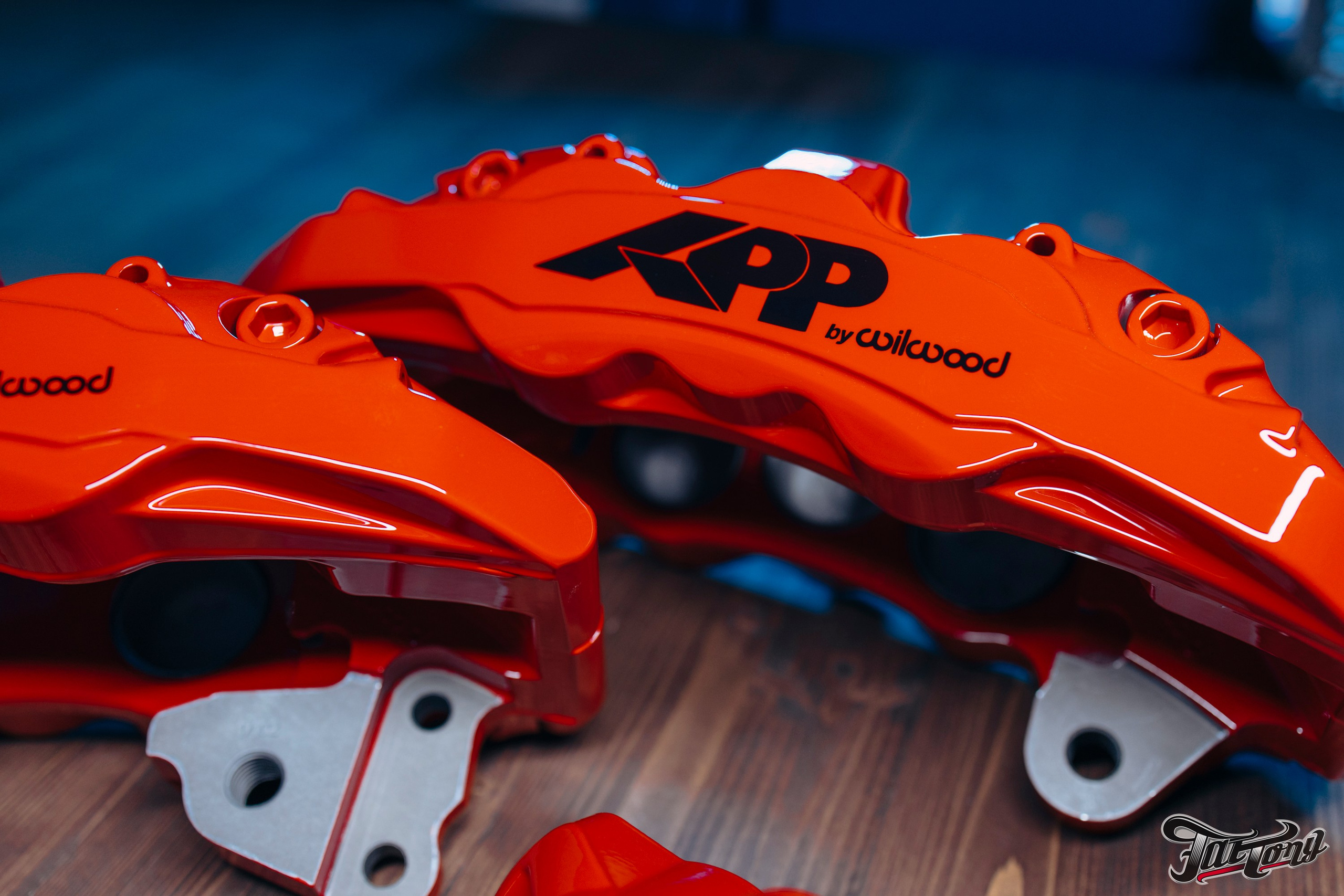 Суппорта Wilwood окрас в красный с нанесением логотипа. DeLorein